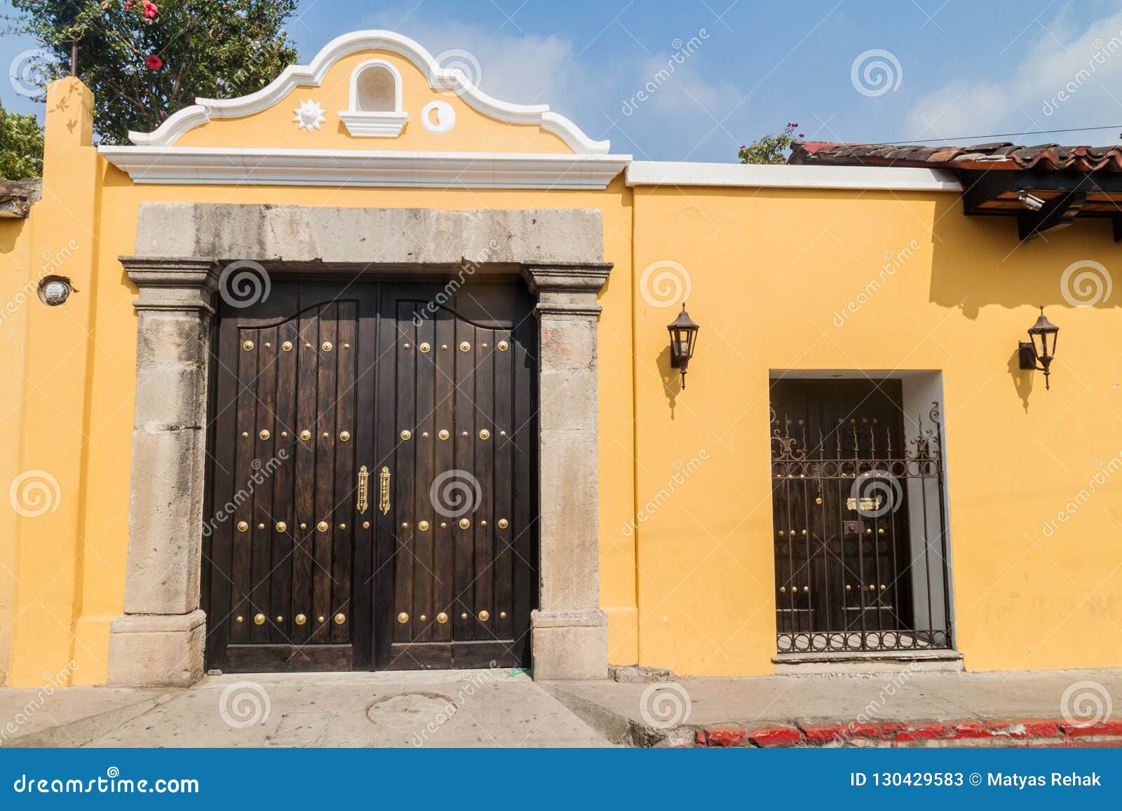 Casa Colonial Vieja Amarilla En La Ciudad De Antigua Guatemala, Guatemal  Imagen de archivo - Imagen de cultura, calle: 130429583