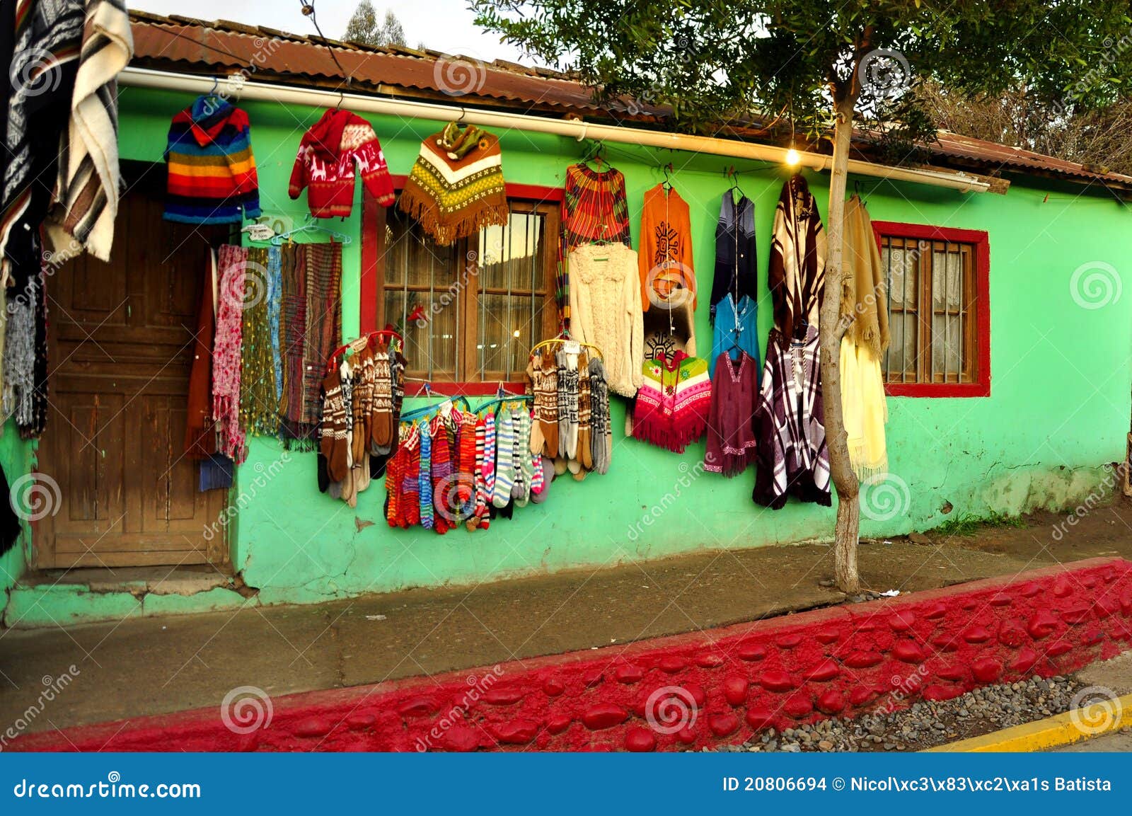 Casa Colorida Con Venta De La Foto de - Imagen de tela: 20806694