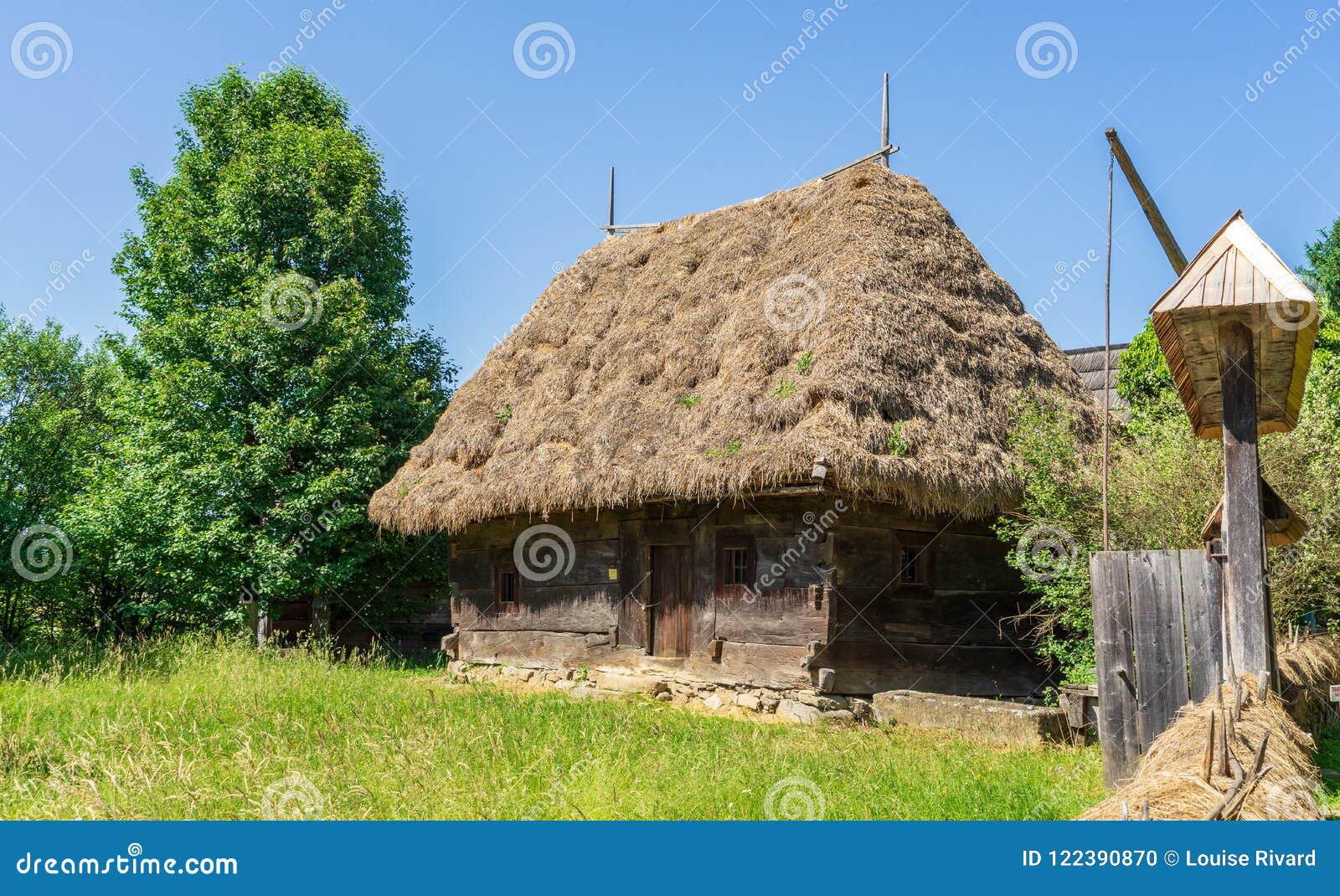 Casa Com Telhado Da Palha Em Uma Vila Tradicional Em Sighet Foto de Stock -  Imagem de turismo, romênia: 122390870, image size:1600x1070