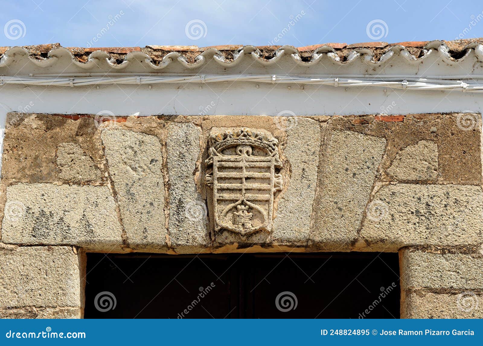 casa con escudo nobiliario en alange -baÃÂ±os de alange-, extremadura, espaÃÂ±a