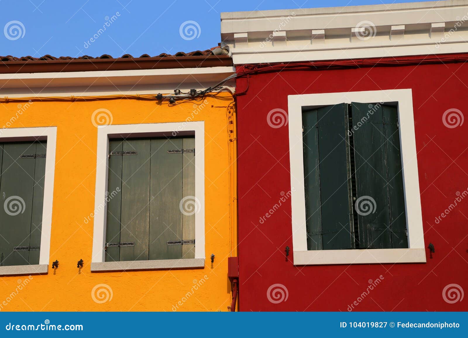 Casa Con La Pared Pintada Del Amarillo Y Del Rojo Y Las Ventanas Cerradas  Imagen de archivo - Imagen de coloreado, casa: 104019827