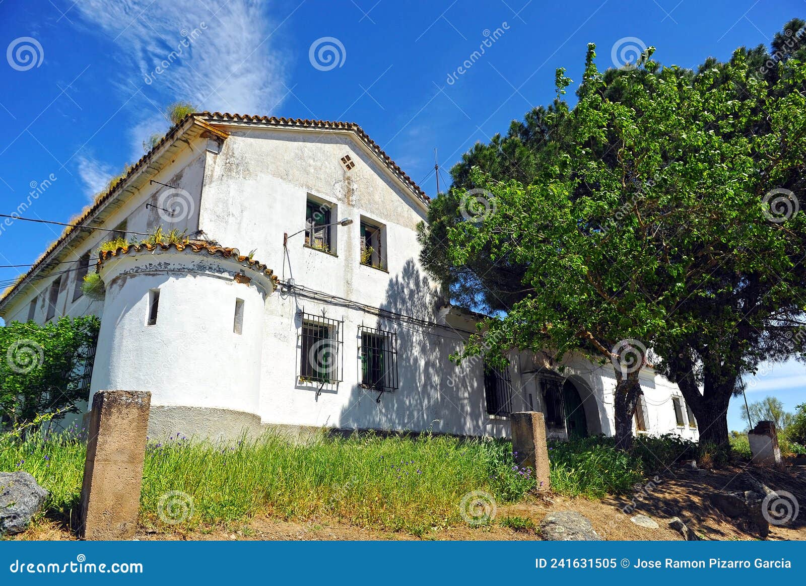 casa cuartel de la guardia civil abandonada en aljucÃÂ©n, espaÃÂ±a