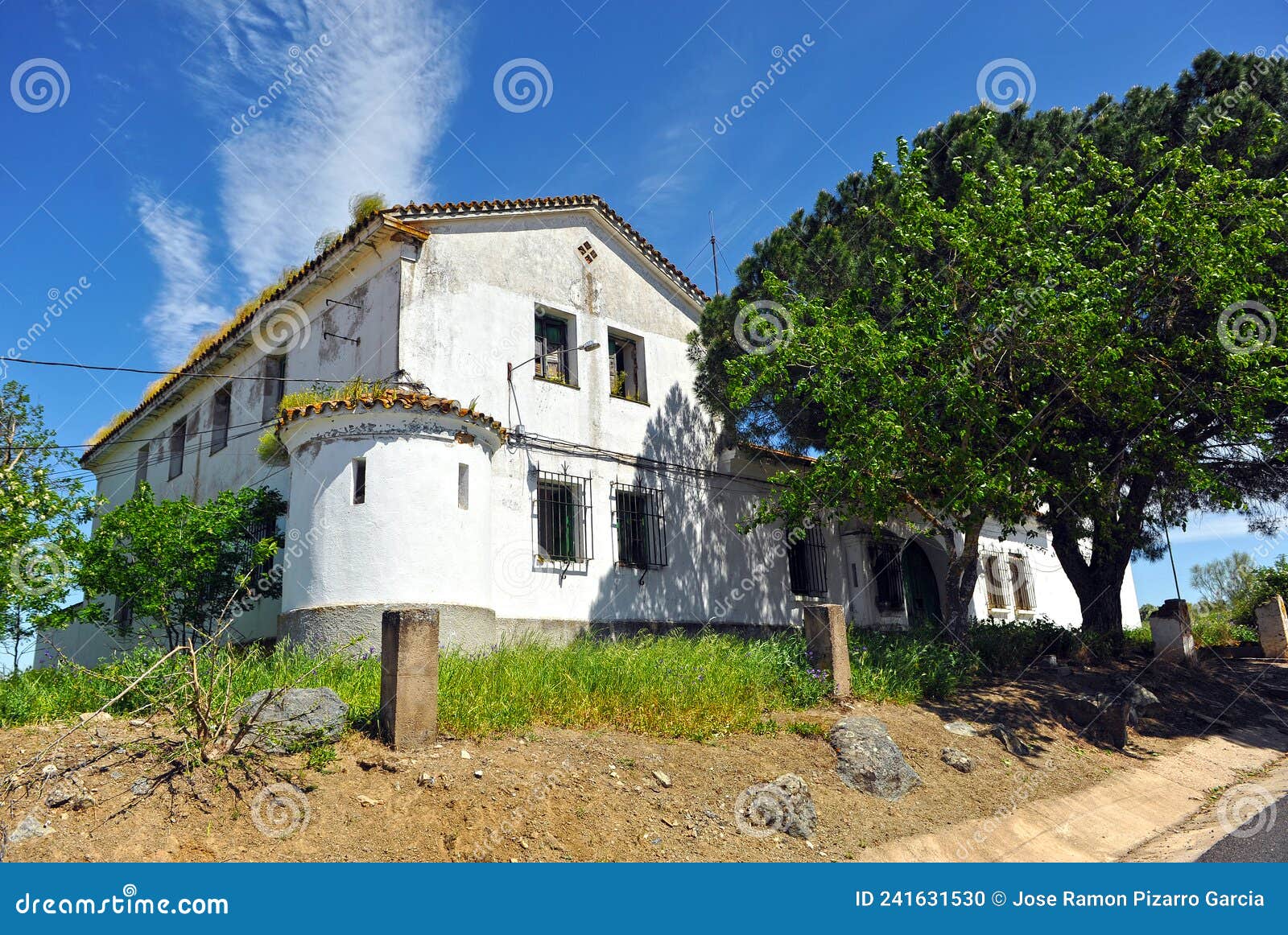 casa cuartel de la guardia civil abandonada en aljucÃÂ©n, espaÃÂ±a