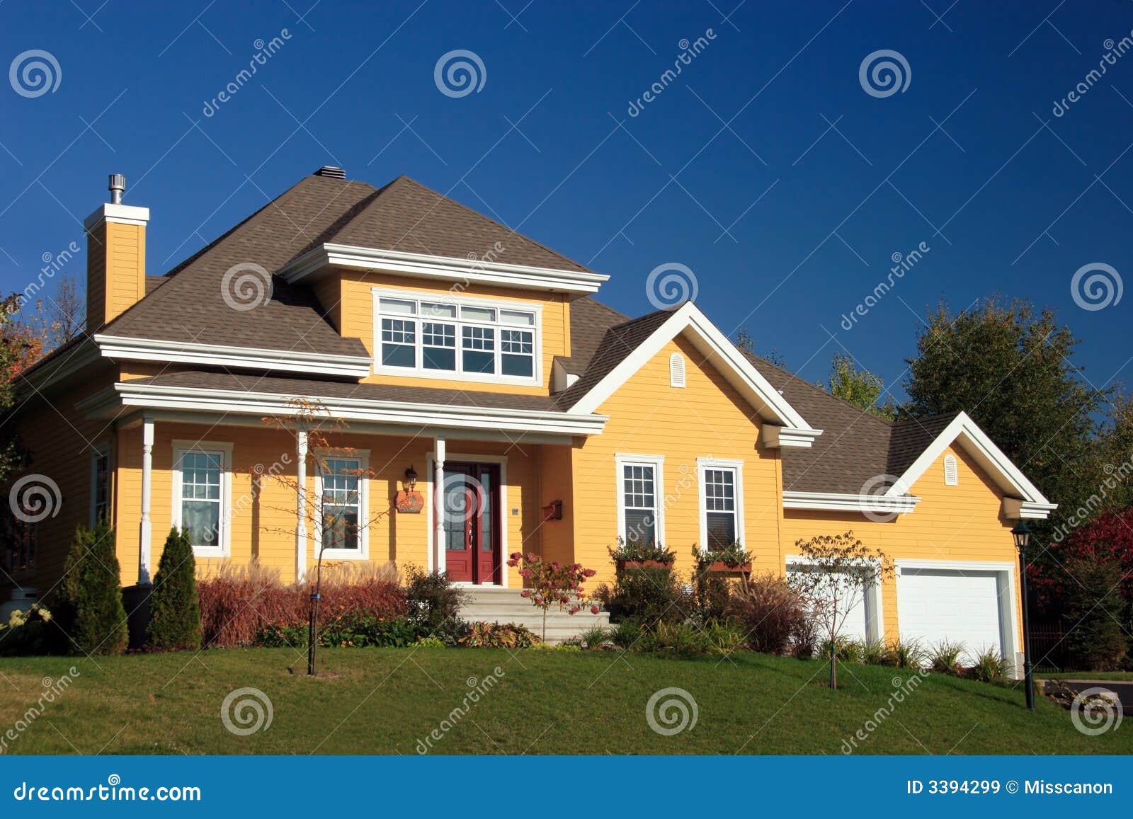 Casa Britânica Amarela Com Plantas Fora Das Janelas Imagem de Stock -  Imagem de estrada, vitoriano: 204969711