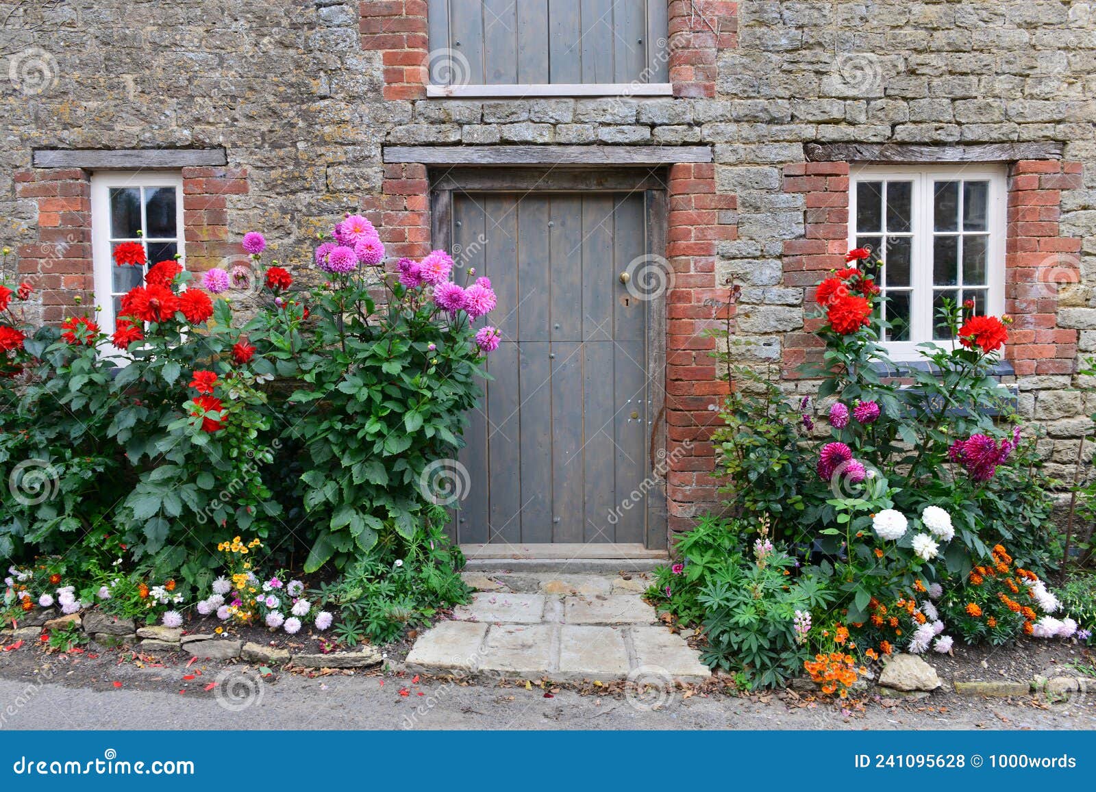 Casa De Campo Antigua Con Flores De Jardín Foto de archivo - Imagen de  fondo, granja: 241095628