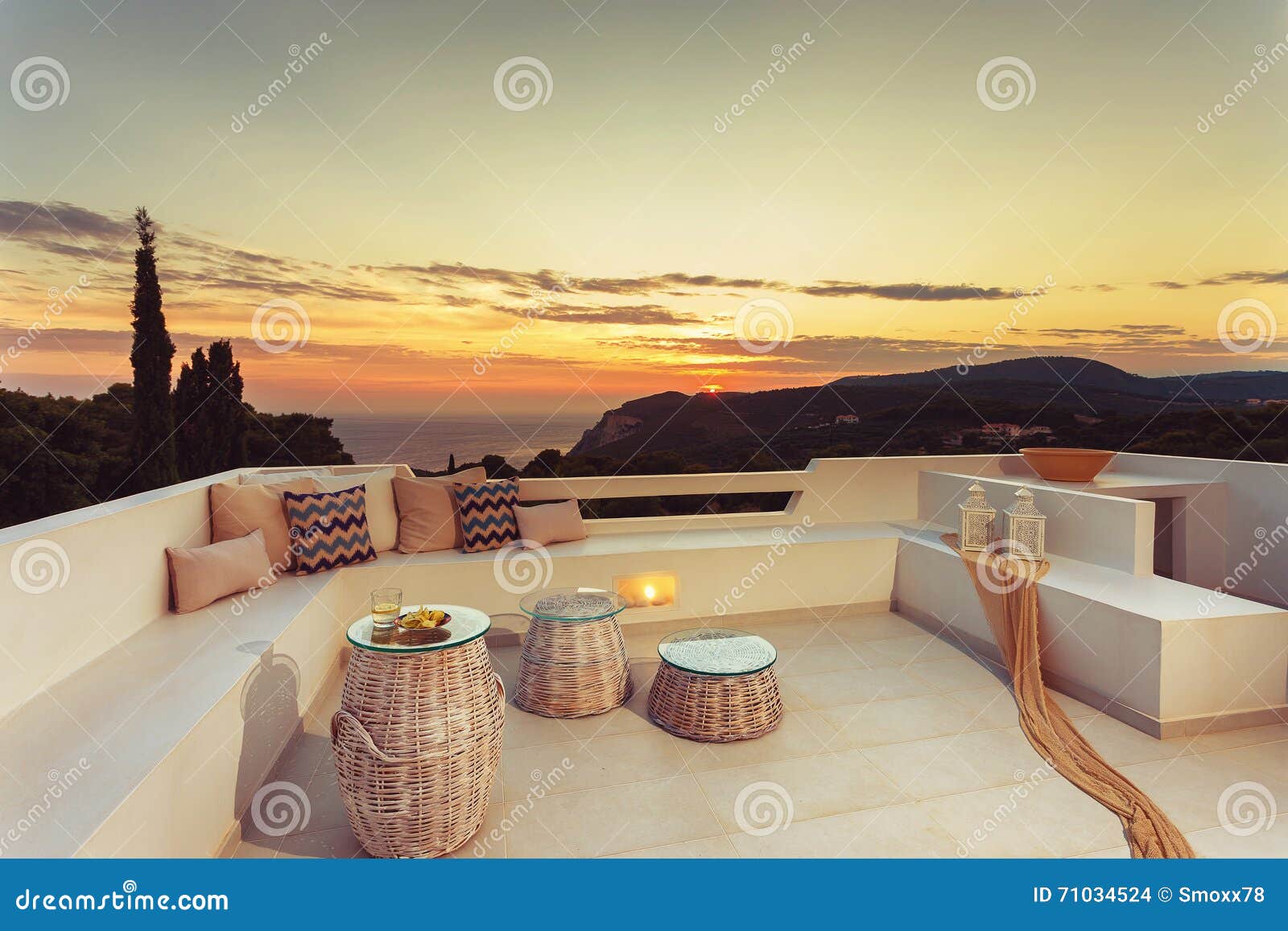 Villa Exterior Com Decoração Foto de Stock - Imagem de apartamento, flores:  71034524, image size:1600x1157