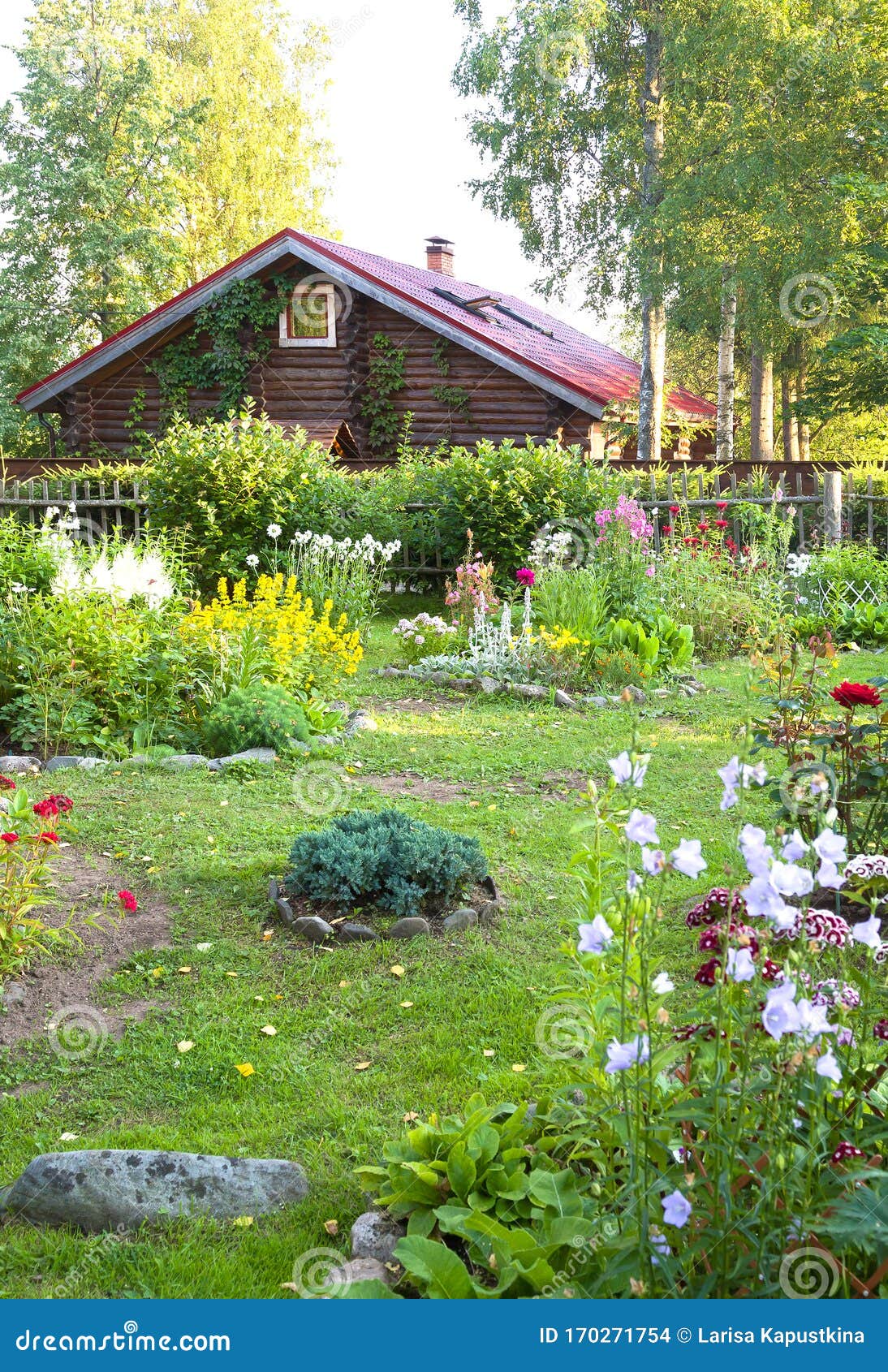 Casa De Campo De Madera Con Jardín Floreciente Fotos, retratos, imágenes y  fotografía de archivo libres de derecho. Image 73413719