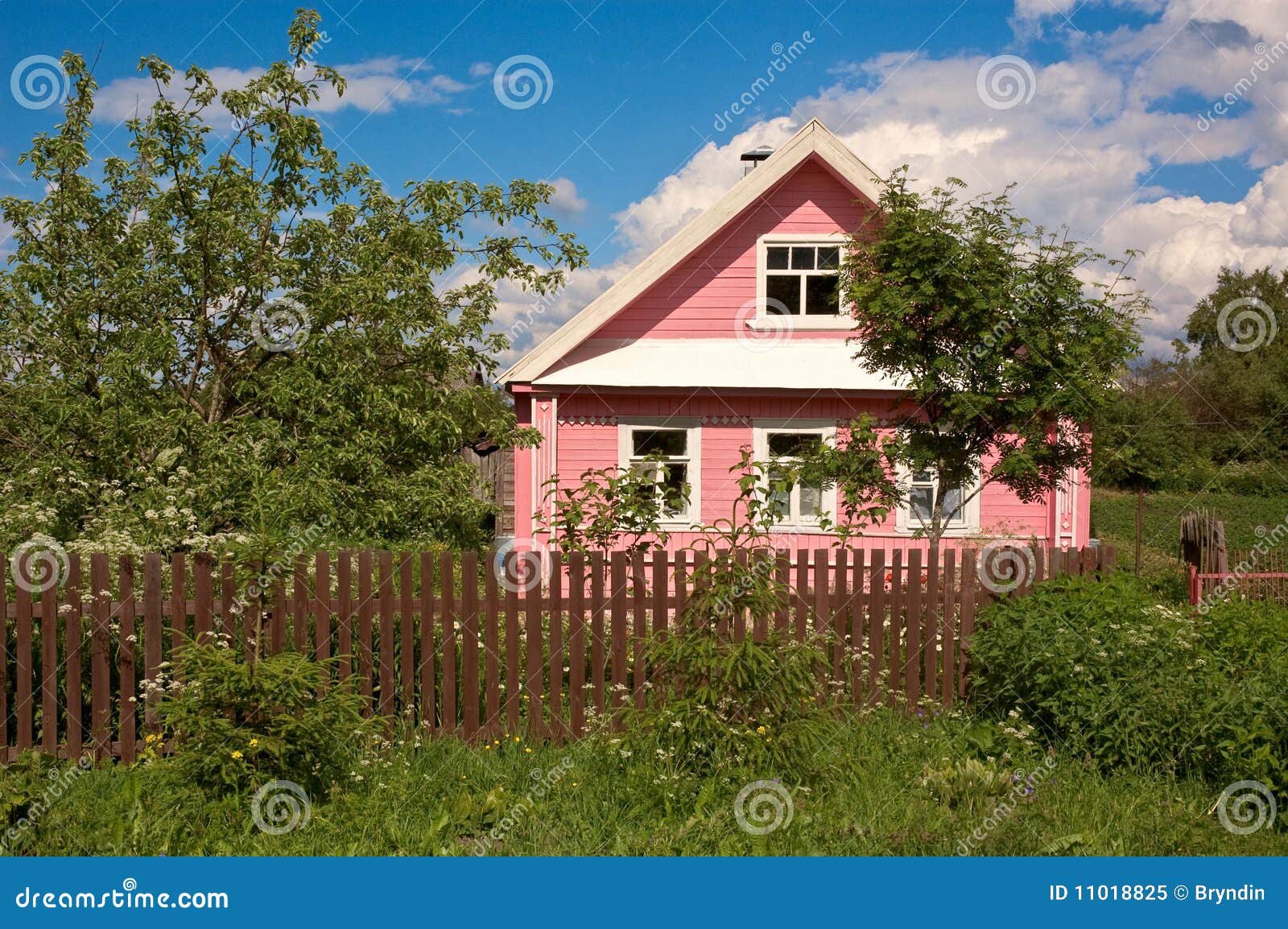 Casa de campo rusa. imagen de archivo. Imagen de exterior