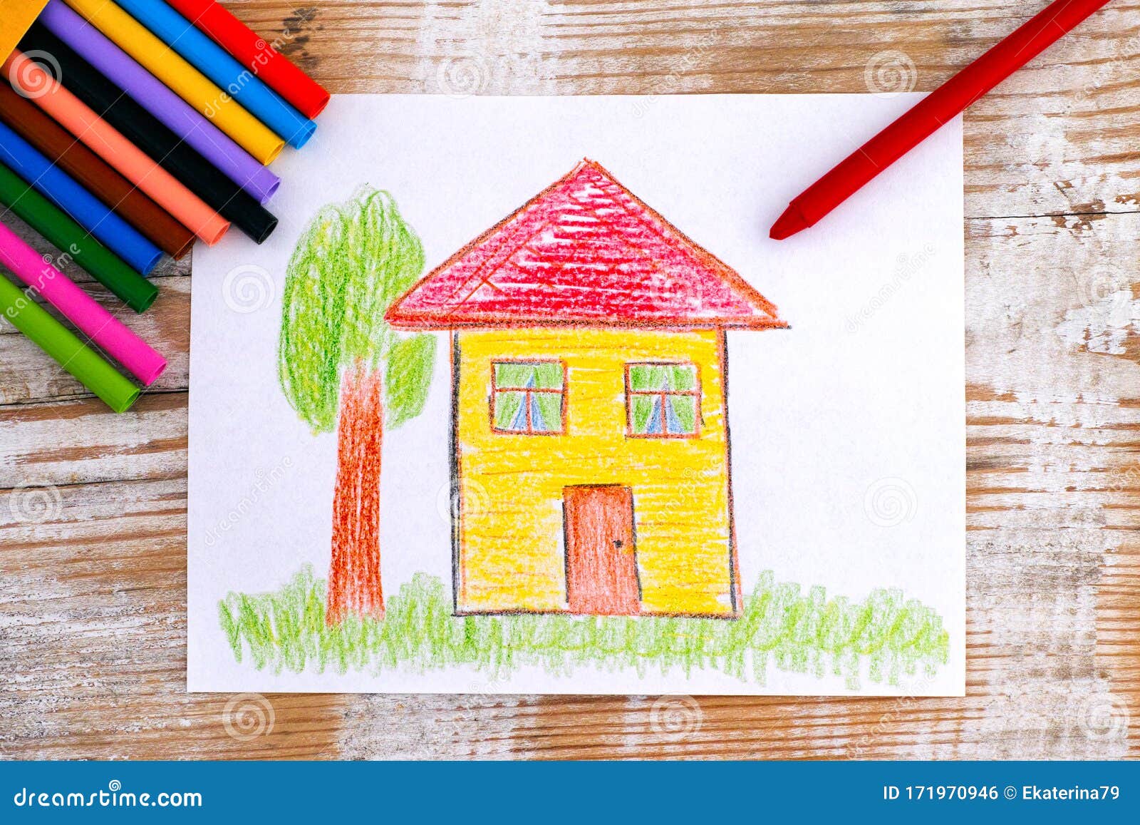 Casa De Dibujo a Mano Infantil Con Crayones De Cera Fondo De Madera Foto de  archivo - Imagen de mano, rojo: 171970946