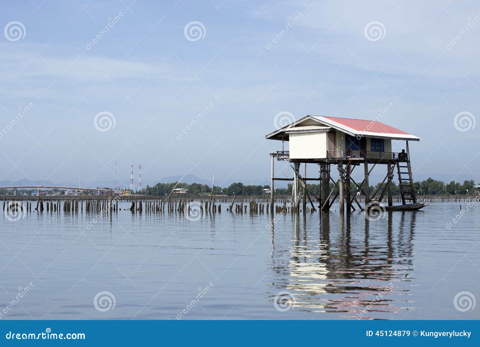 Casa de Fisher situada no mar. Casa de Fisher situada no Golfo da Tailândia