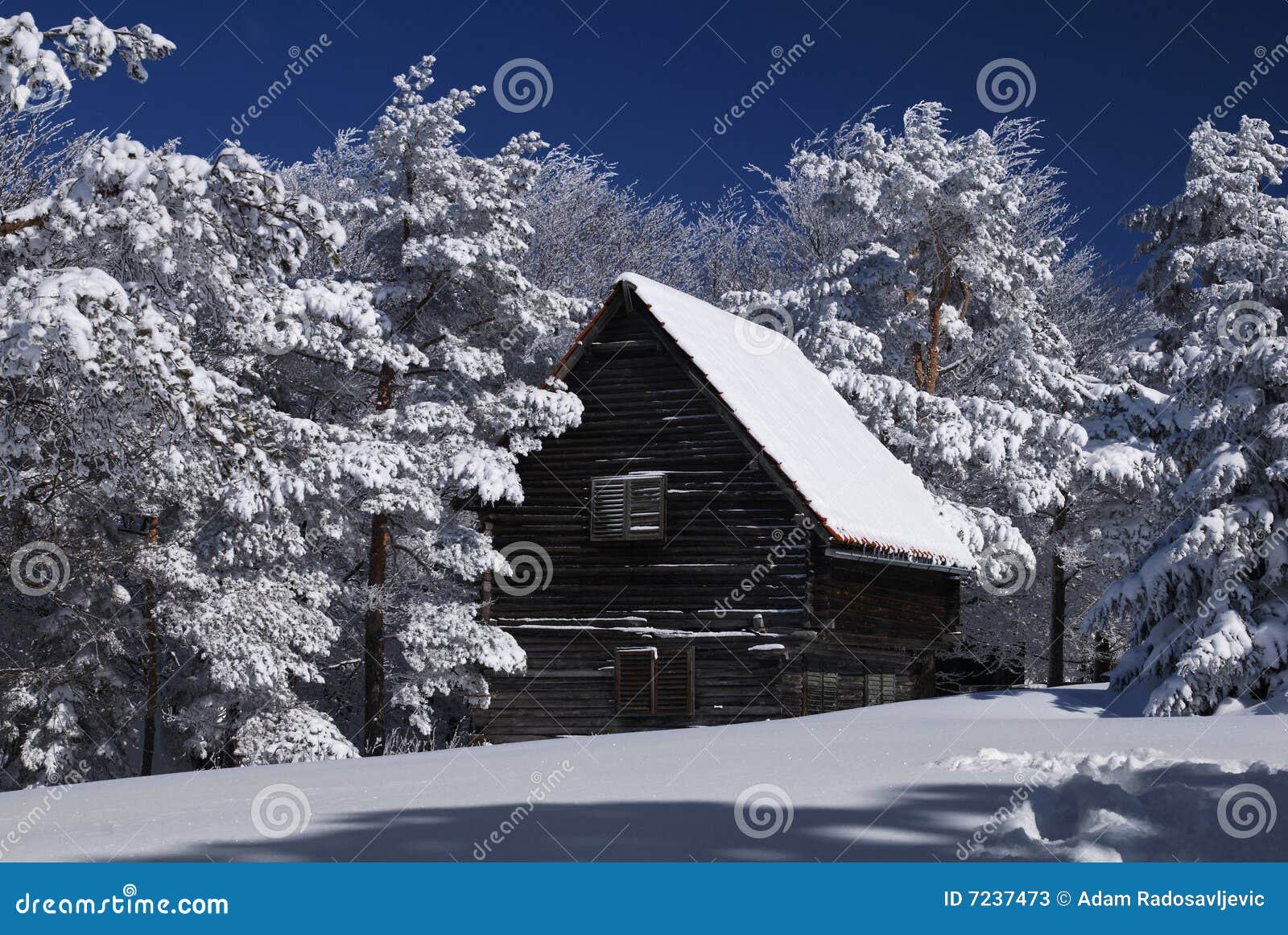 Casa De La Montaña En Nieve Imagen de archivo - Imagen de país, día