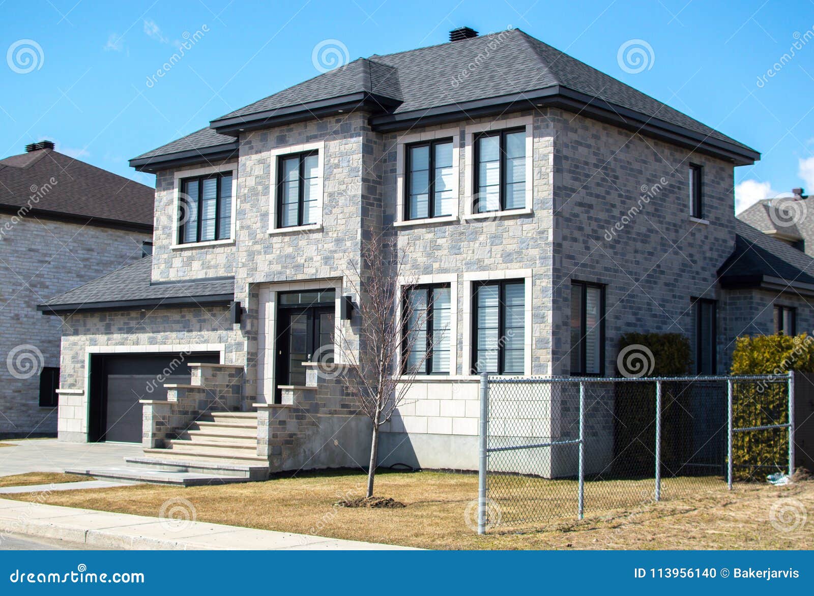 Casa De Lujo En Montreal, Canadá Foto de archivo Imagen de fachada