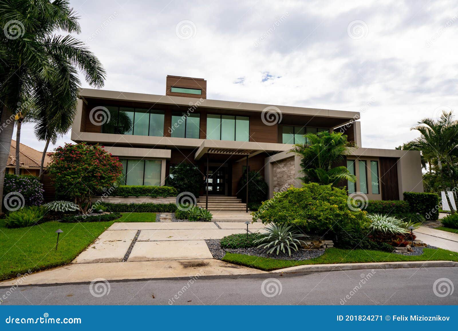 Casa De Luxo Moderna Hollywood Lakes Fl Usa Imagem de Stock - Imagem de  gramado, hollywood: 201824271