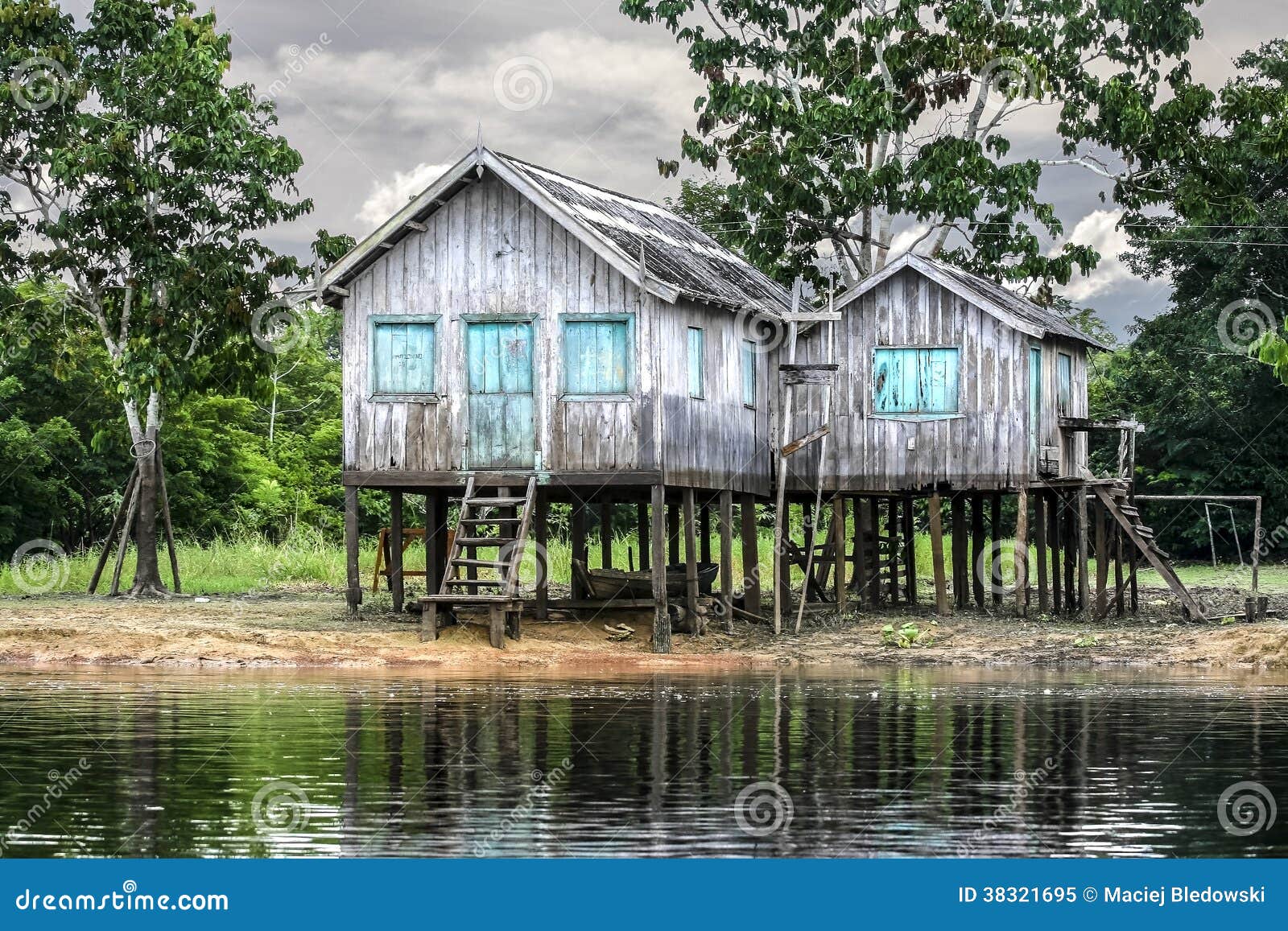 Casa De Madera En La Orilla Del Río, El Río Amazonas, El Brasil. Imagen de  archivo - Imagen de lluvia, lluvioso: 38321695