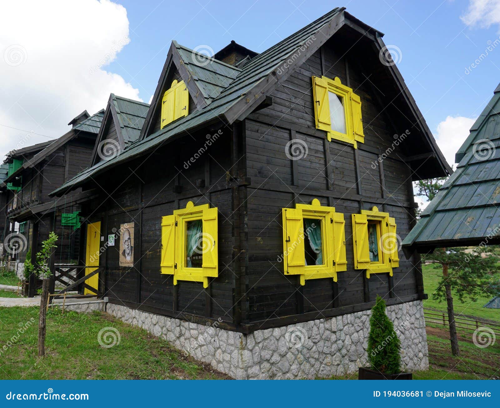 Contraventanas de madera etnofolk en una ventana con marco de madera  pintada de verde y amarillo exterior de una casa serbia vintage complejo  arquitectónico stanisici bielina bosnia y herzegovina cabaña de madera