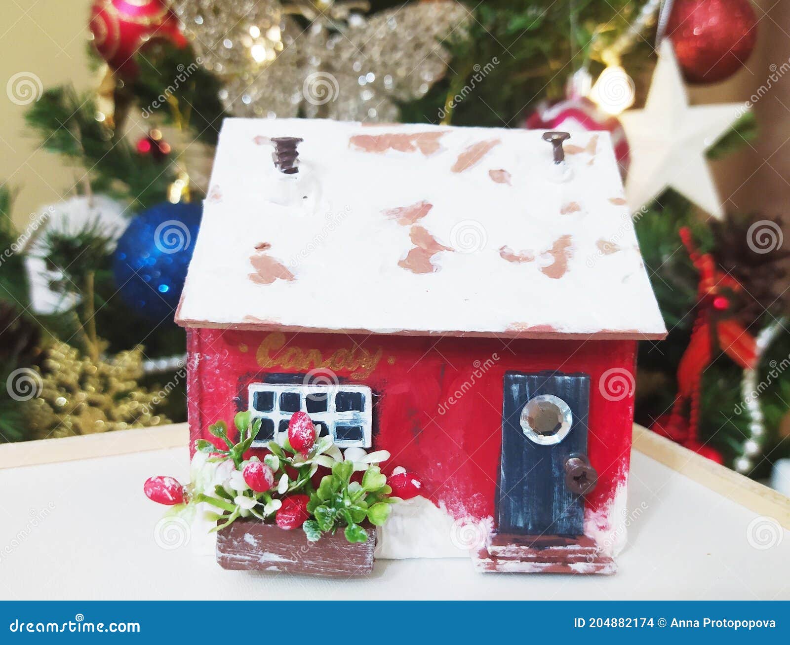 Casa De Natal Vermelha Feita De Papelão. Decoração De Ano Novo. Miniatura Da Loja De Doces Foto de Stock - Imagem de alegre, cores: 204882174 Casa De Natal Vermelha Feita De Papelão. Decoração De Ano Novo. Miniatura Da Loja De Doces Foto de Stock - Imagem de alegre, cores: 204882174