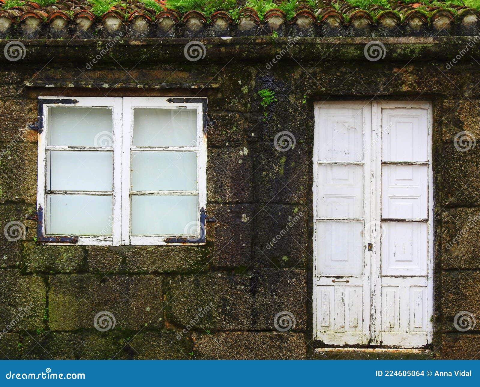 casa de piedra rural tradicional de galicia.