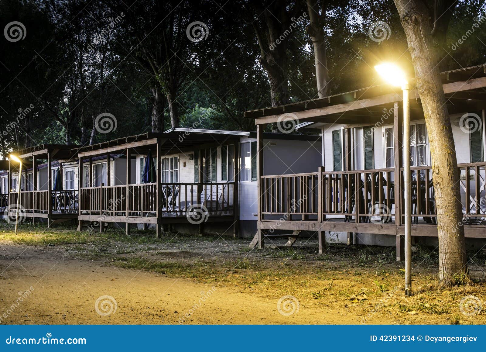 Casa De Planta Baja De Madera En Acampar Foto de archivo - Imagen de  cabina, hotel: 42391234