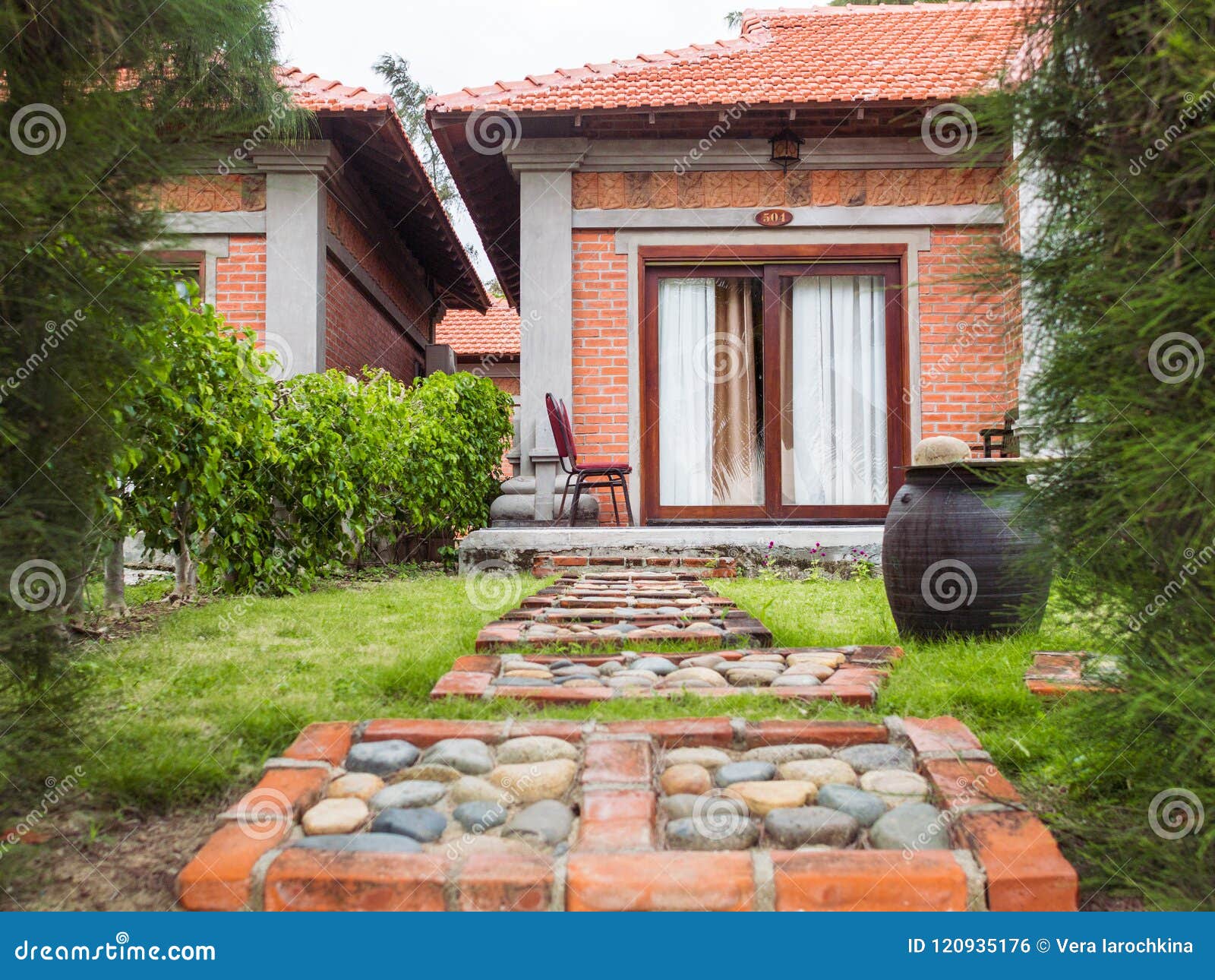 Casa De Un Piso En Estilo Oriental Con Las Ventanas Panoramicas