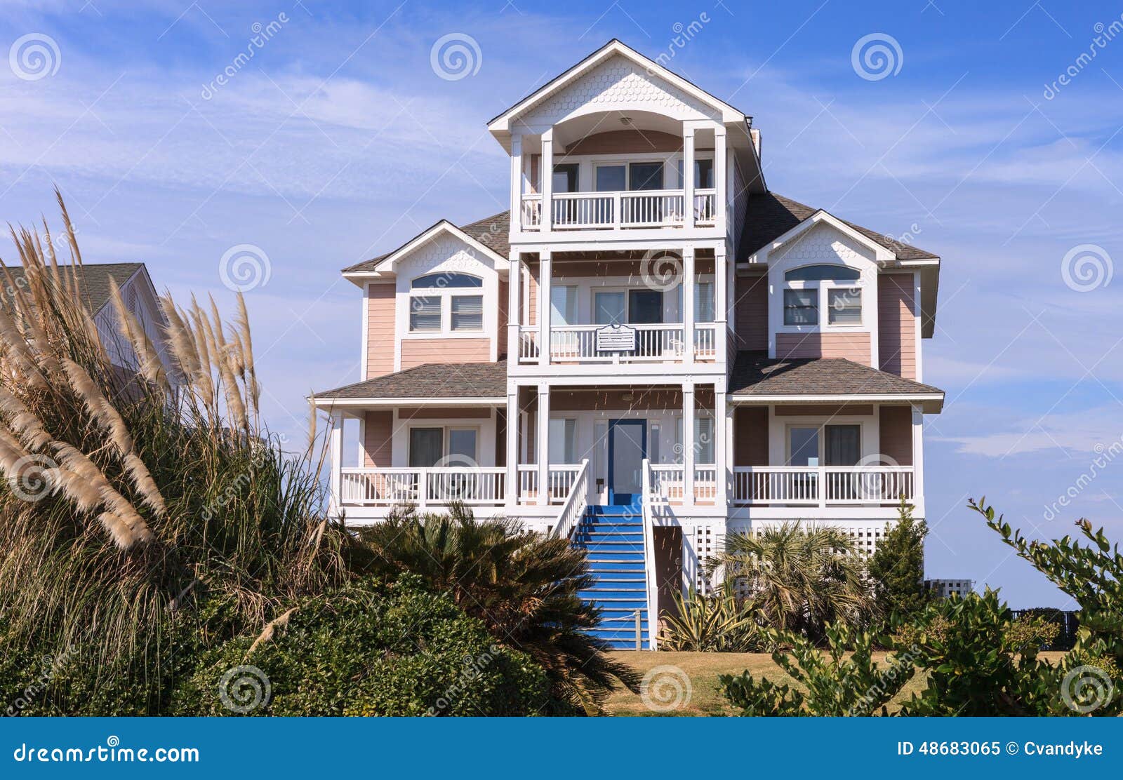 Casa De Vacaciones Carolina Del Norte Imagen de archivo Imagen de lujoso, cabo 48683065