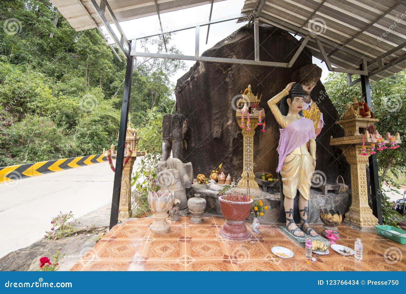 CASA DEL ALCOHOL DE LA CAPILLA DE CAMBOYA ANLONG VENG CHOAM. La capilla smal en el mainroad a la Tailandia y a la ciudad fronteriza camboyana de Choam al norte de la ciudad de Anlong Veng en la provincia de Oddar Meanchey en Northwaest Camboya Camboya, Anlong Veng, noviembre de 2017,