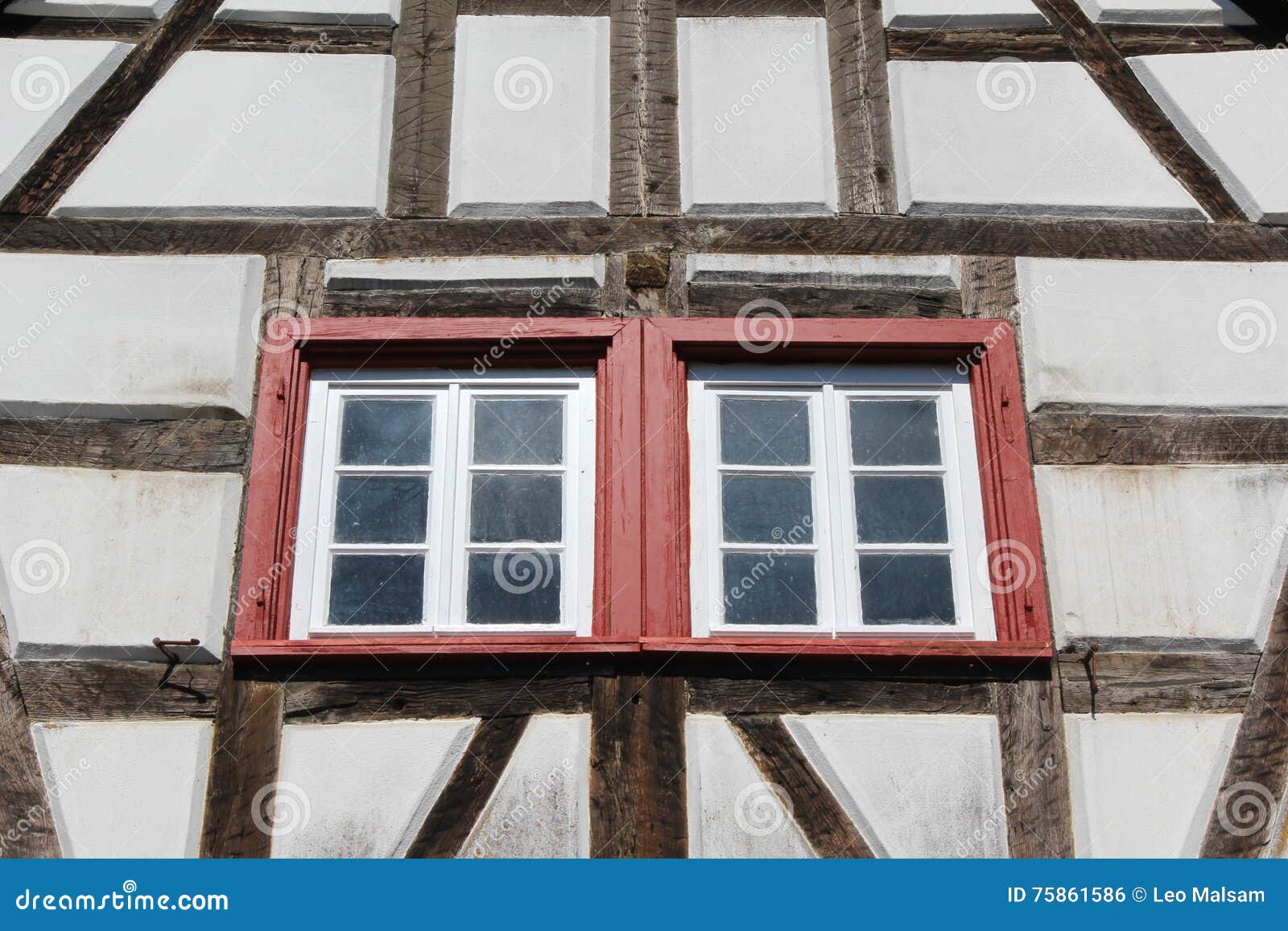 Casa del estilo de Tudor foto de archivo. Imagen de estilo - 75861586