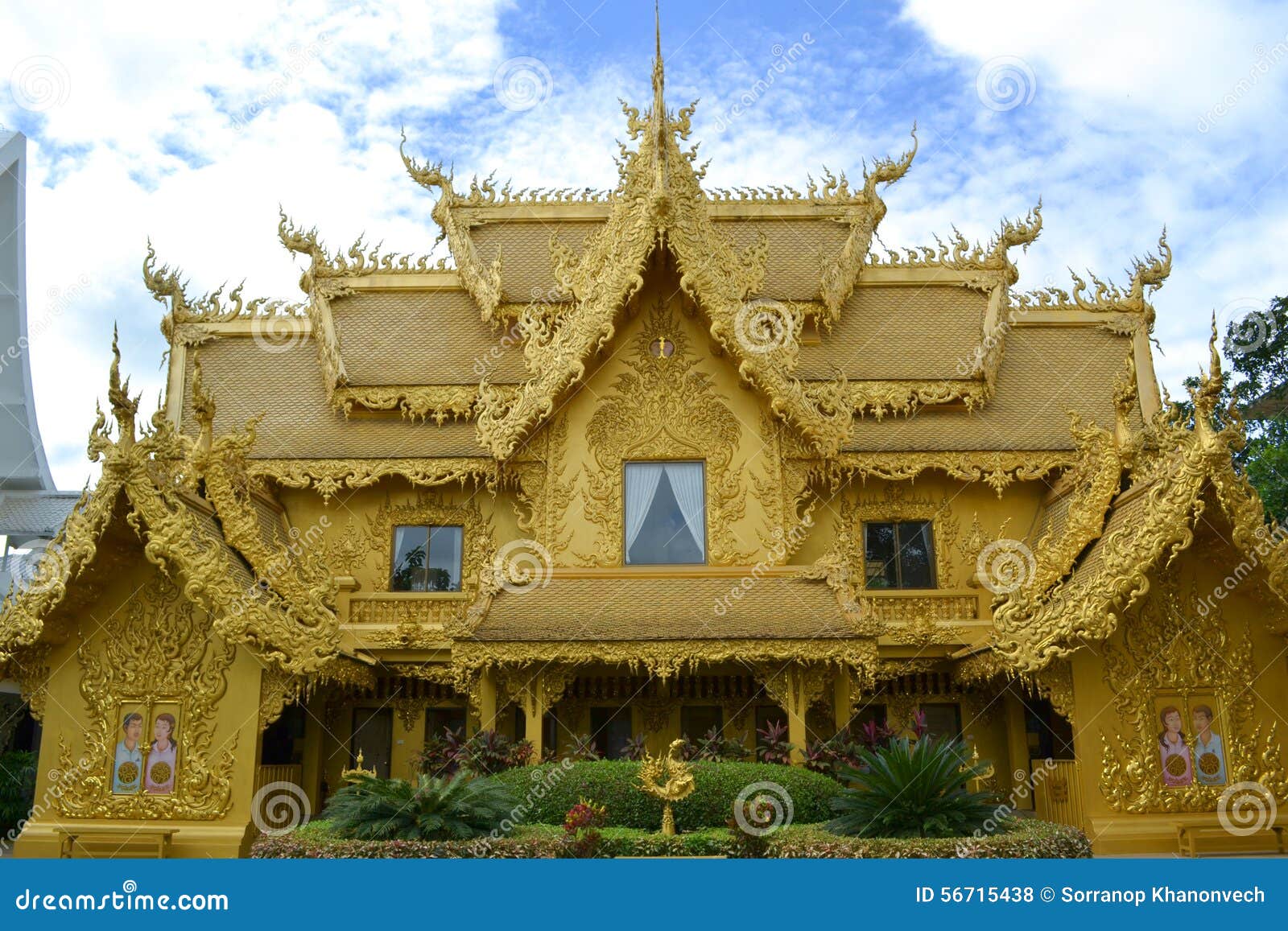 Casa Del Oro En Wat Rong Khun Foto de archivo Imagen de fachada