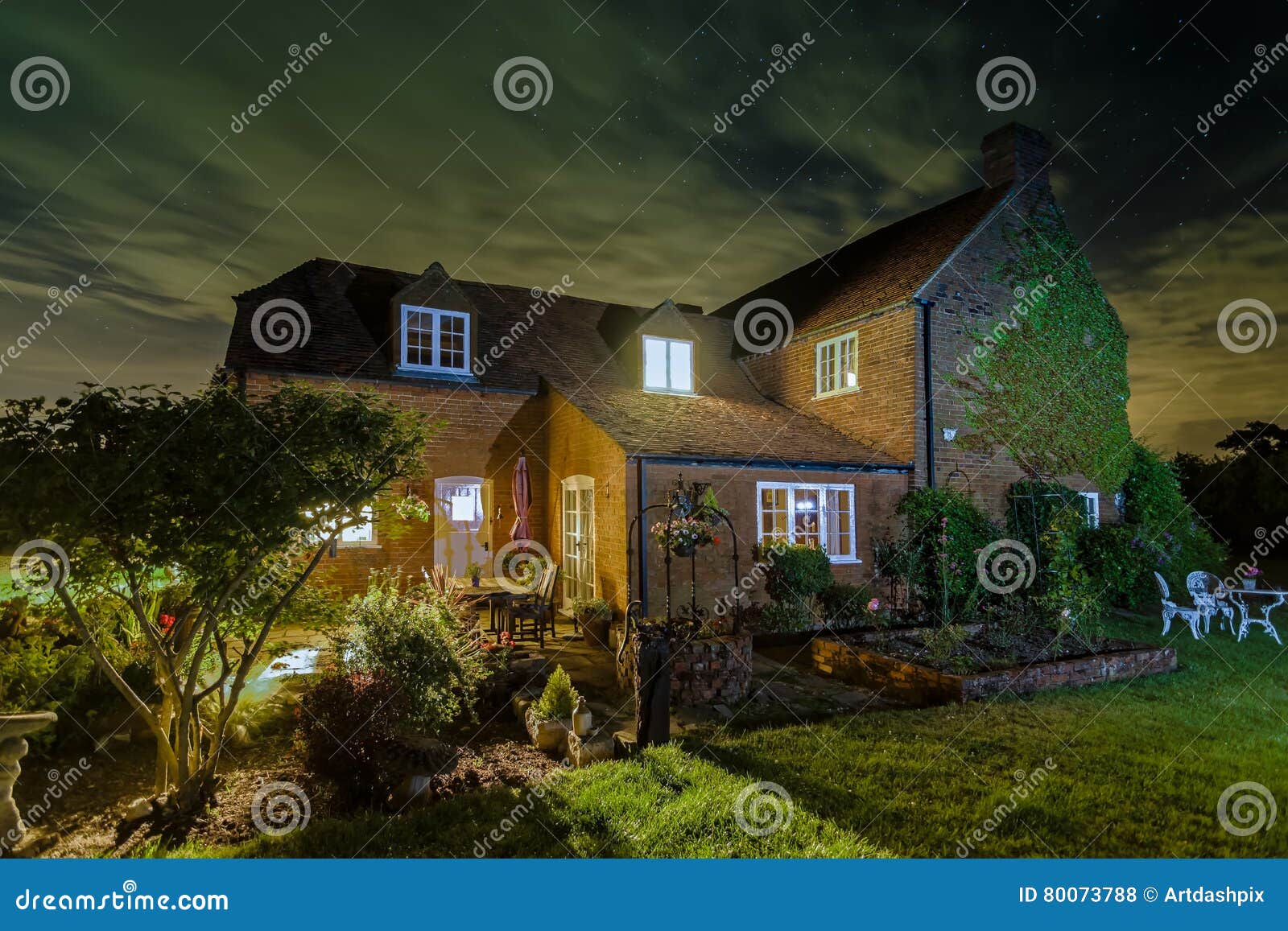 Casa Di Casa Della Camera Del Paese Inglese Alla Notte Fotografia Stock Immagine Di Pacifico Bello