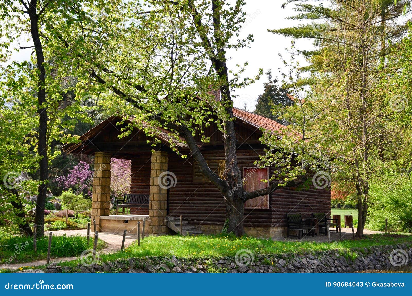 Casa di legno nel palazzo di Vrana, Sofia un precedente palazzo reale, situato sulle periferie di Sofia, la capitale della Bulgaria È oggi la residenza principale dello zar Simeon II della Bulgaria