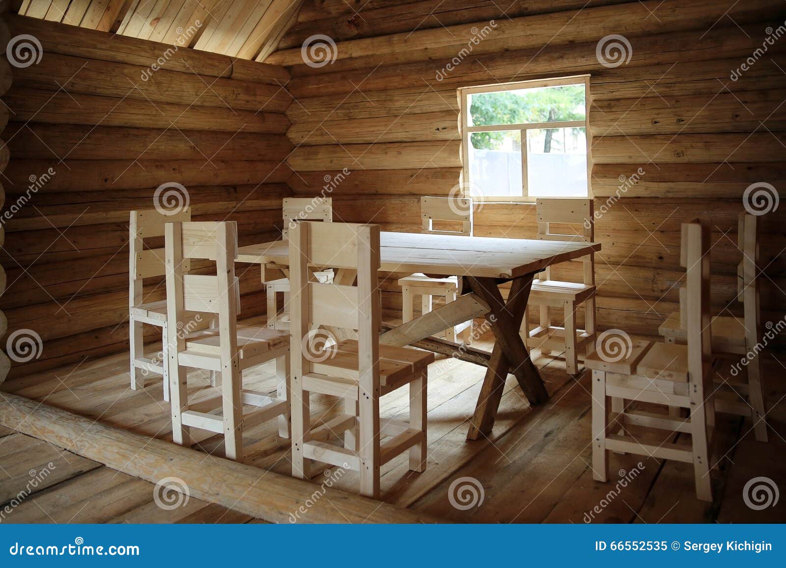 Interno rustico in una casa di legno fotografia stock immagine ...