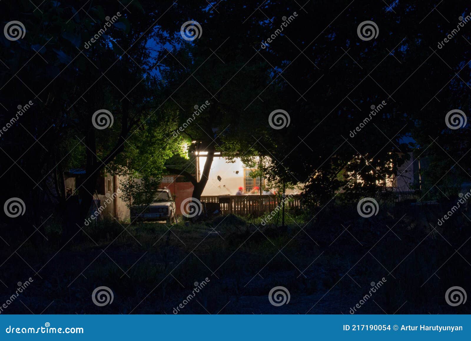 Casas Escuras Com Janelas Escuras E Uma Fachada De Desmoronamento Foto de  Stock - Imagem de escuro, alargamento: 152938242