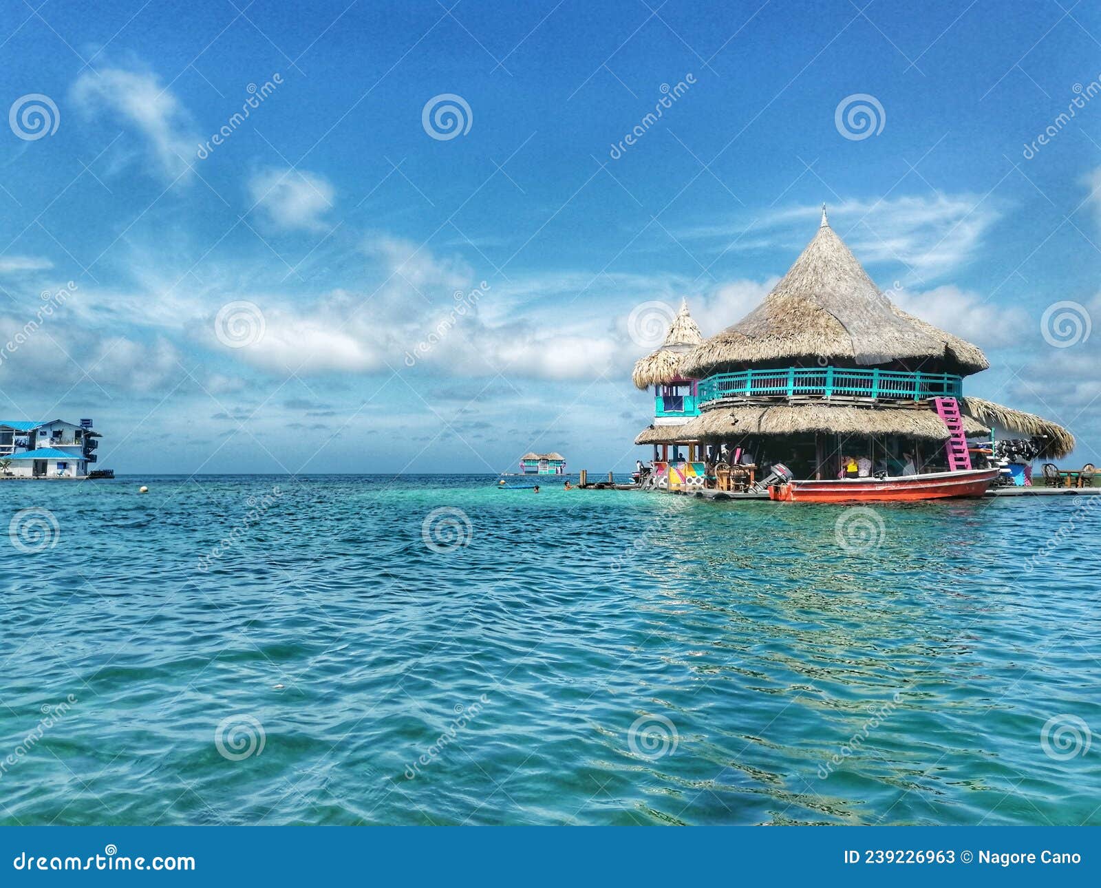 casa en el agua en el archipielago de san bernardo en el caribe colombiano. sucre, colombia.