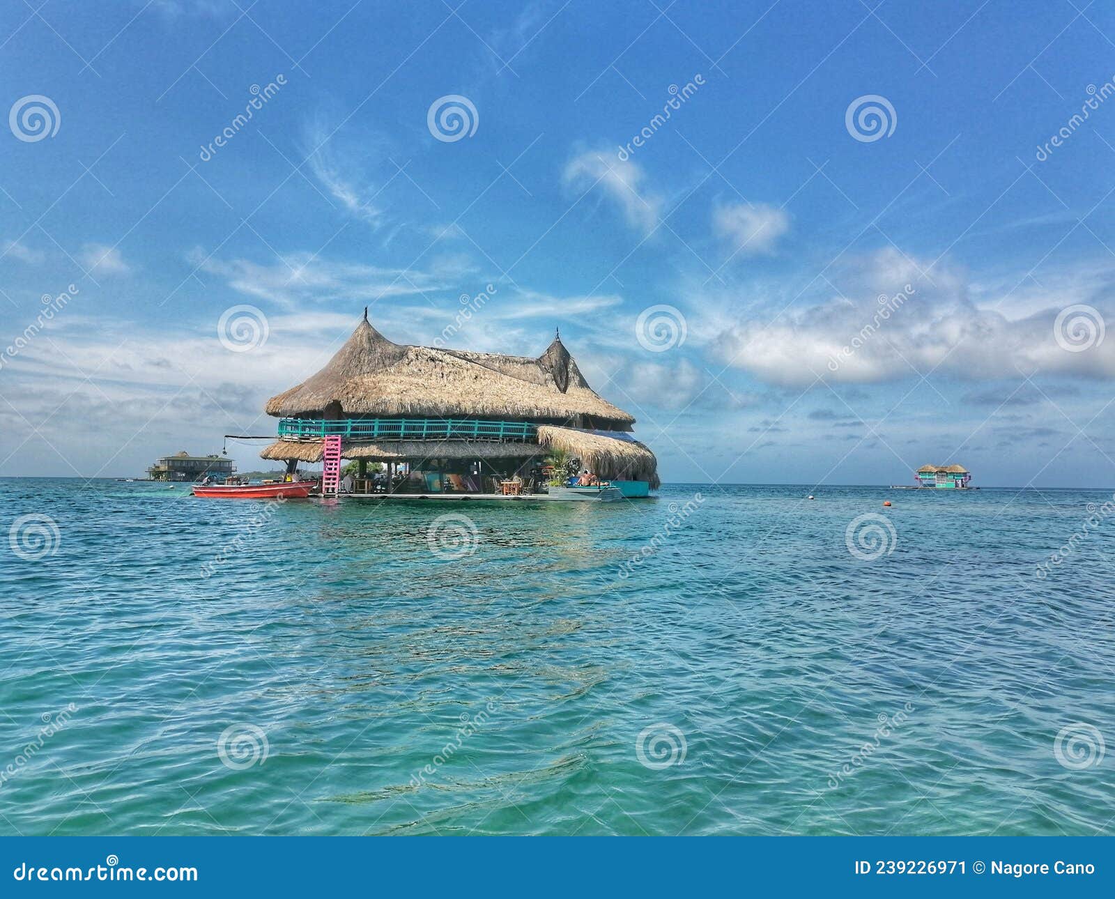 casa en el mar en el archipielago de san bernardo en el caribe colombiano. sucre, colombia.