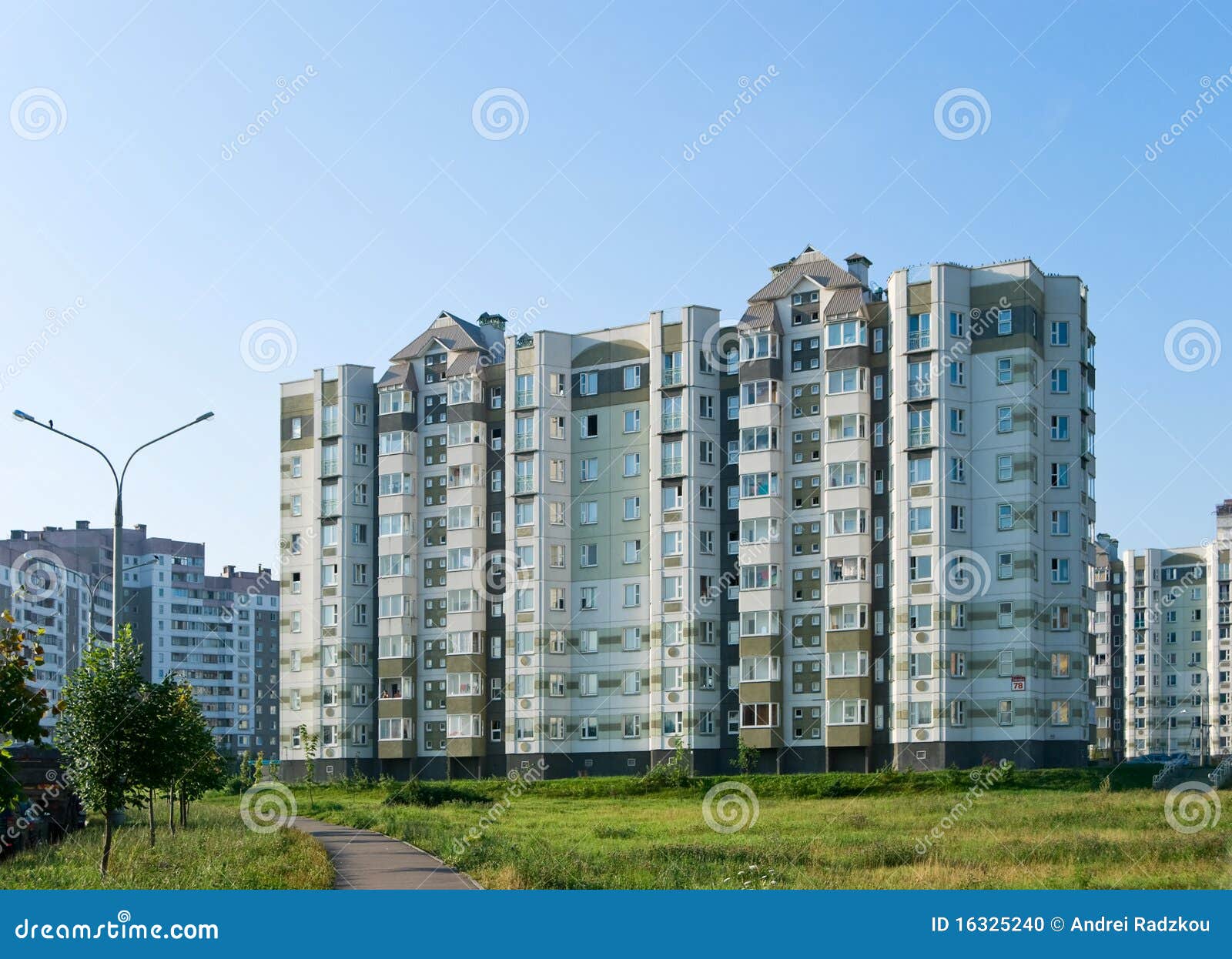 Casa en un área residencial. Casa de varios pisos en una vecindad residencial