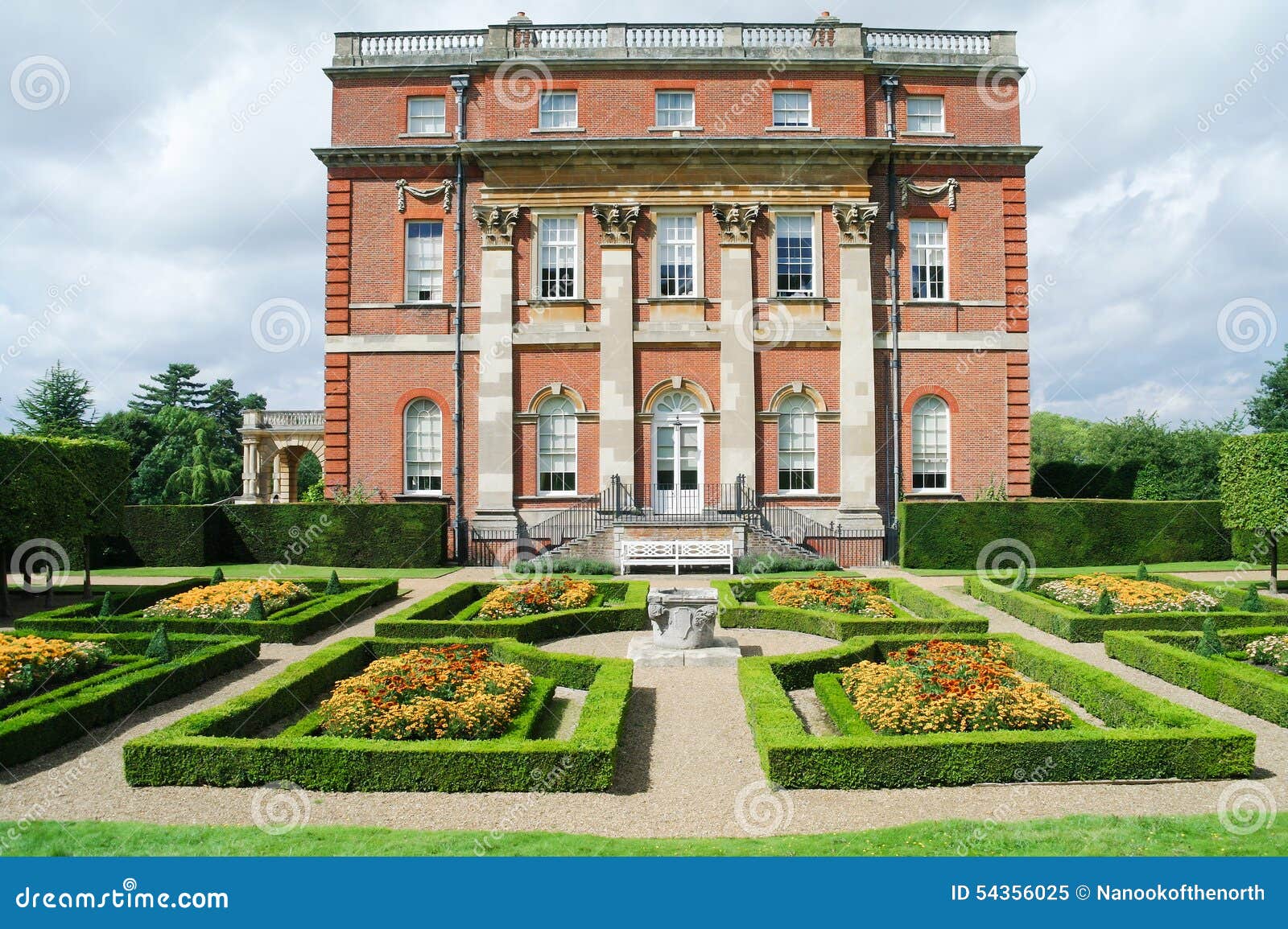 Casa esplêndido do parque de Clandon, Surrey, Inglaterra. Vista da casa do parque de Clandon e do jardim, Surrey, Inglaterra