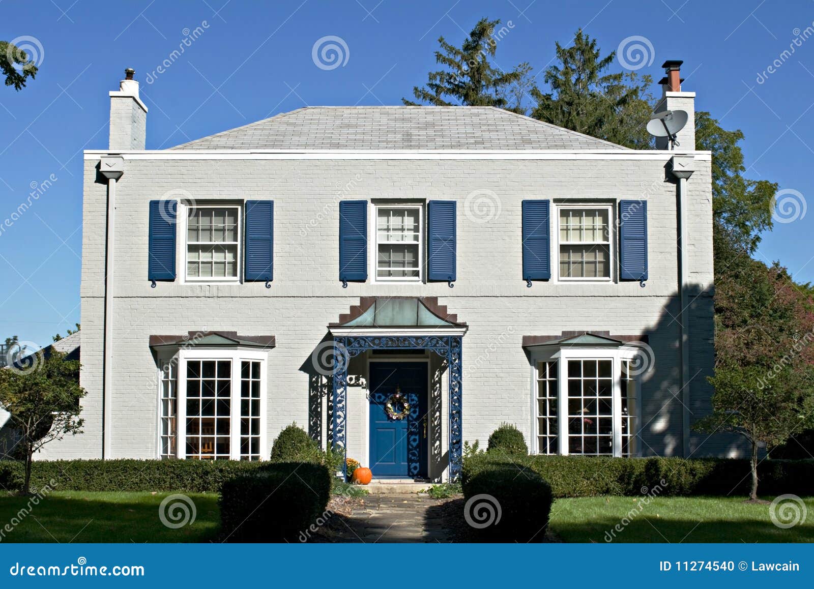 Casa Gris Con Acentos Azules Foto de archivo - Imagen de plato, casero