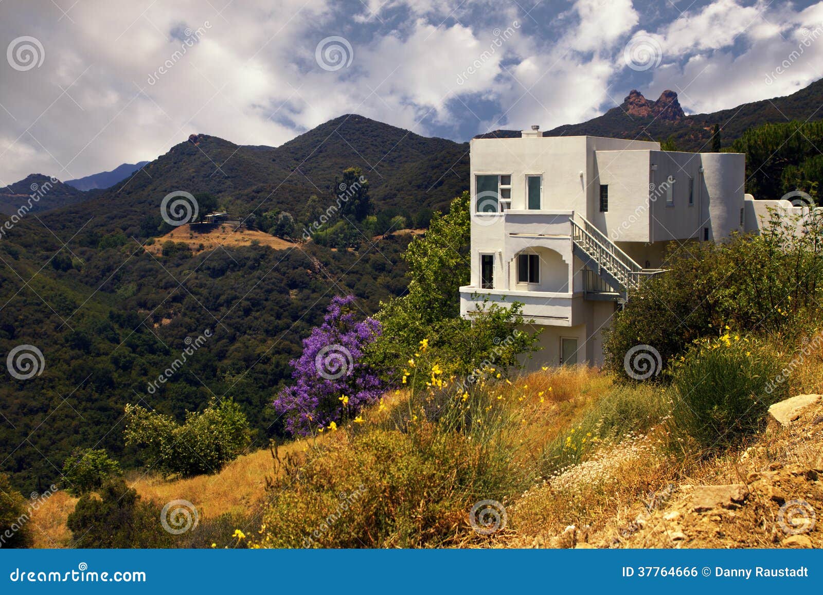 Casa Ideal Moderna De Califórnia Nas Montanhas Foto de Stock - Imagem de  terra, beleza: 37764666