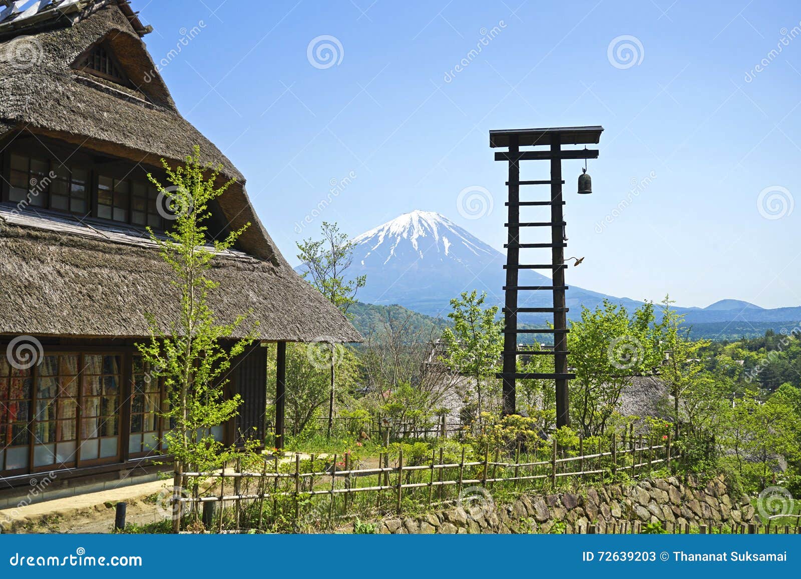 Paisagem Da Estação Ferroviária De Hida-Furukawa, No Japão a