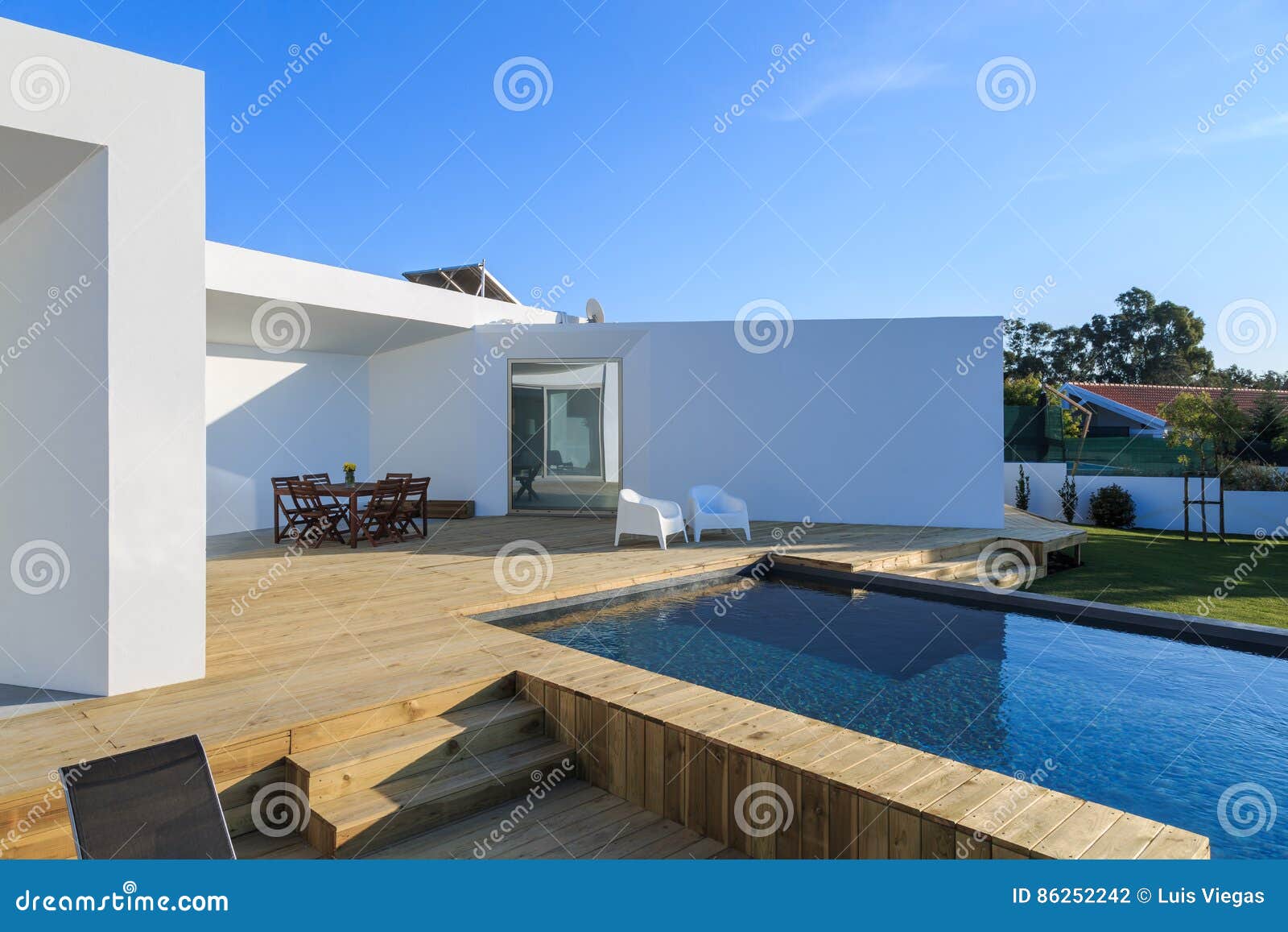 Uma casa moderna com piscina e jardim