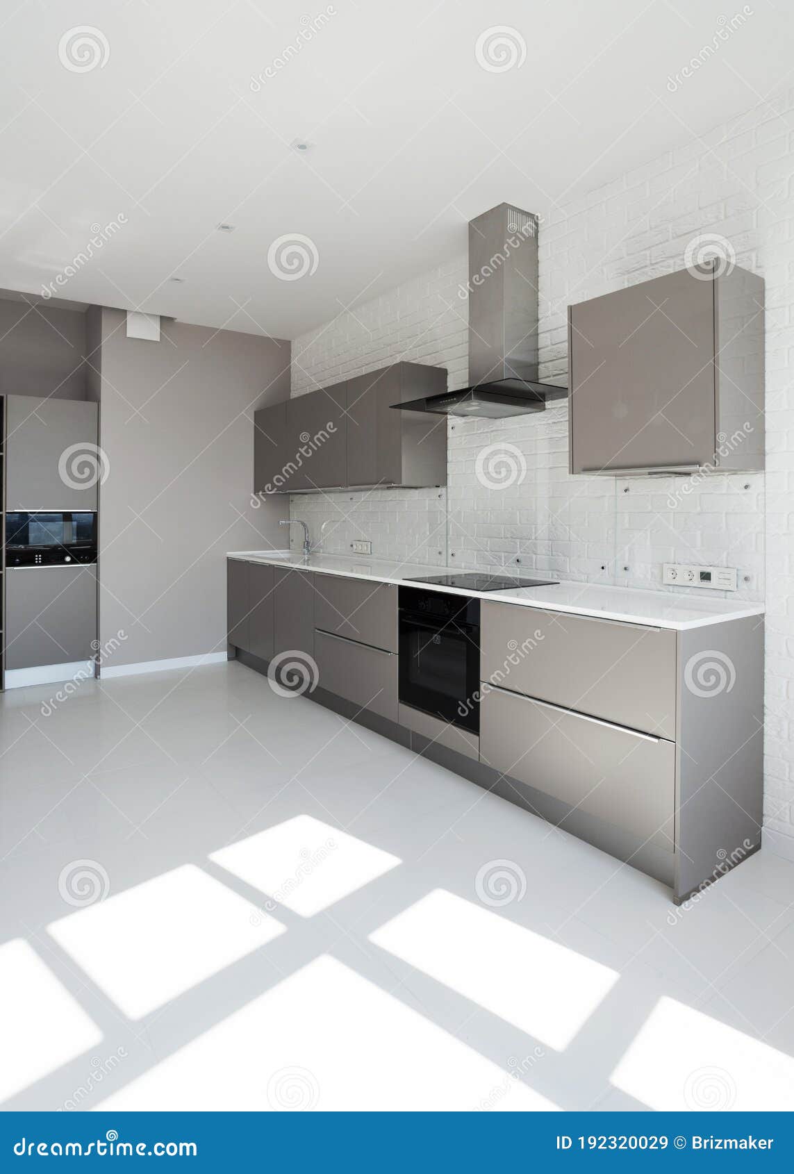 Foto: Diseño en Muro para TV y Cocina de Modena Arquitectura #801000 -  Habitissimo