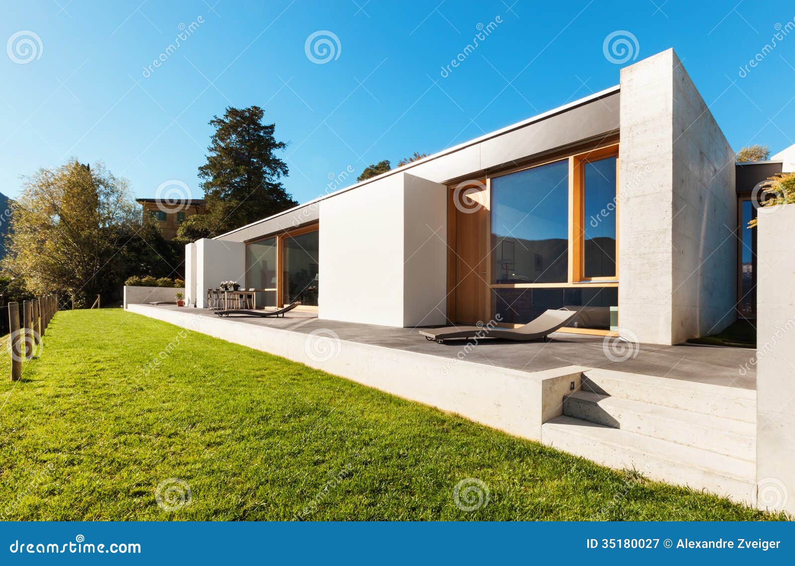 Casa moderna en el cemento imagen de archivo. Imagen de chalet - 35180027