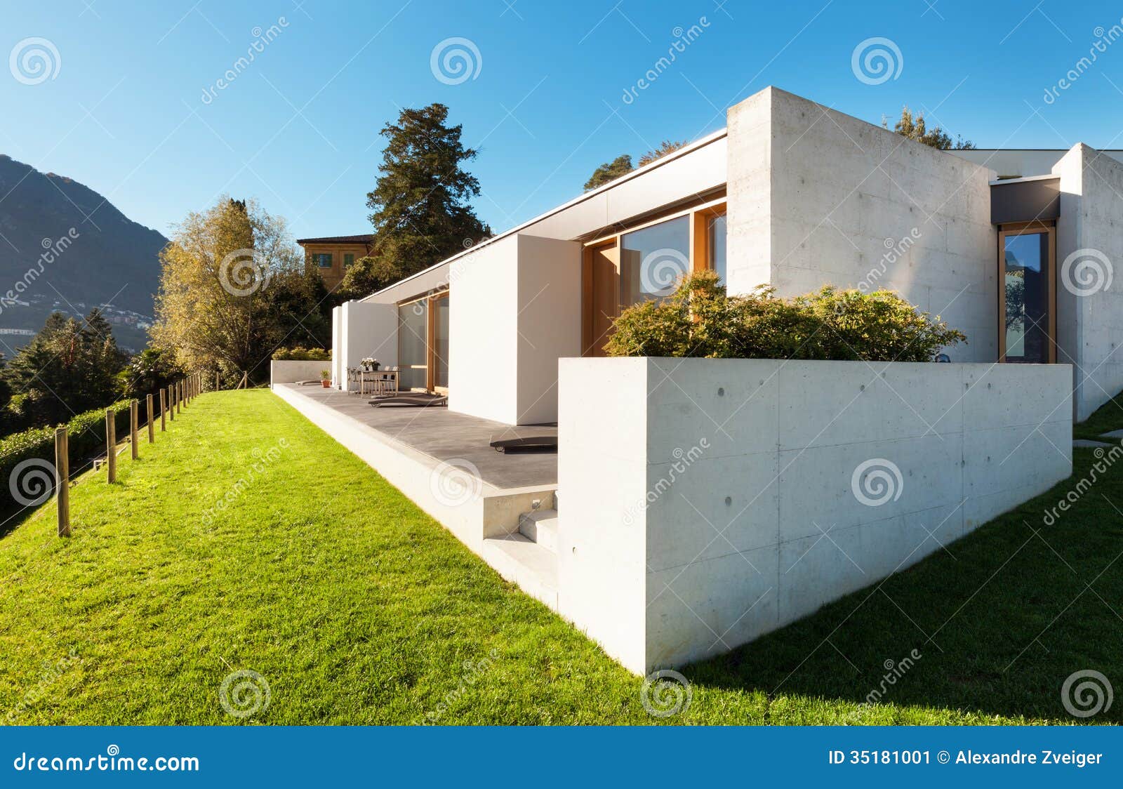 Casa moderna en el cemento imagen de archivo. Imagen de vacío - 35181001