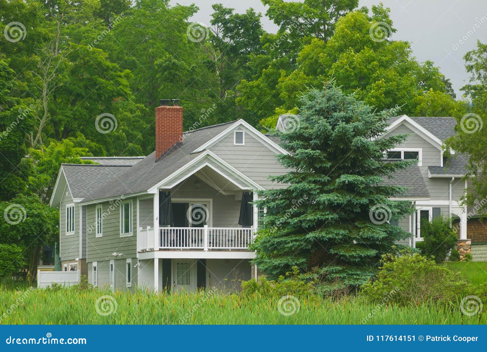 Casa Norteamericana De La Madera En Campo Imagen De Archivo