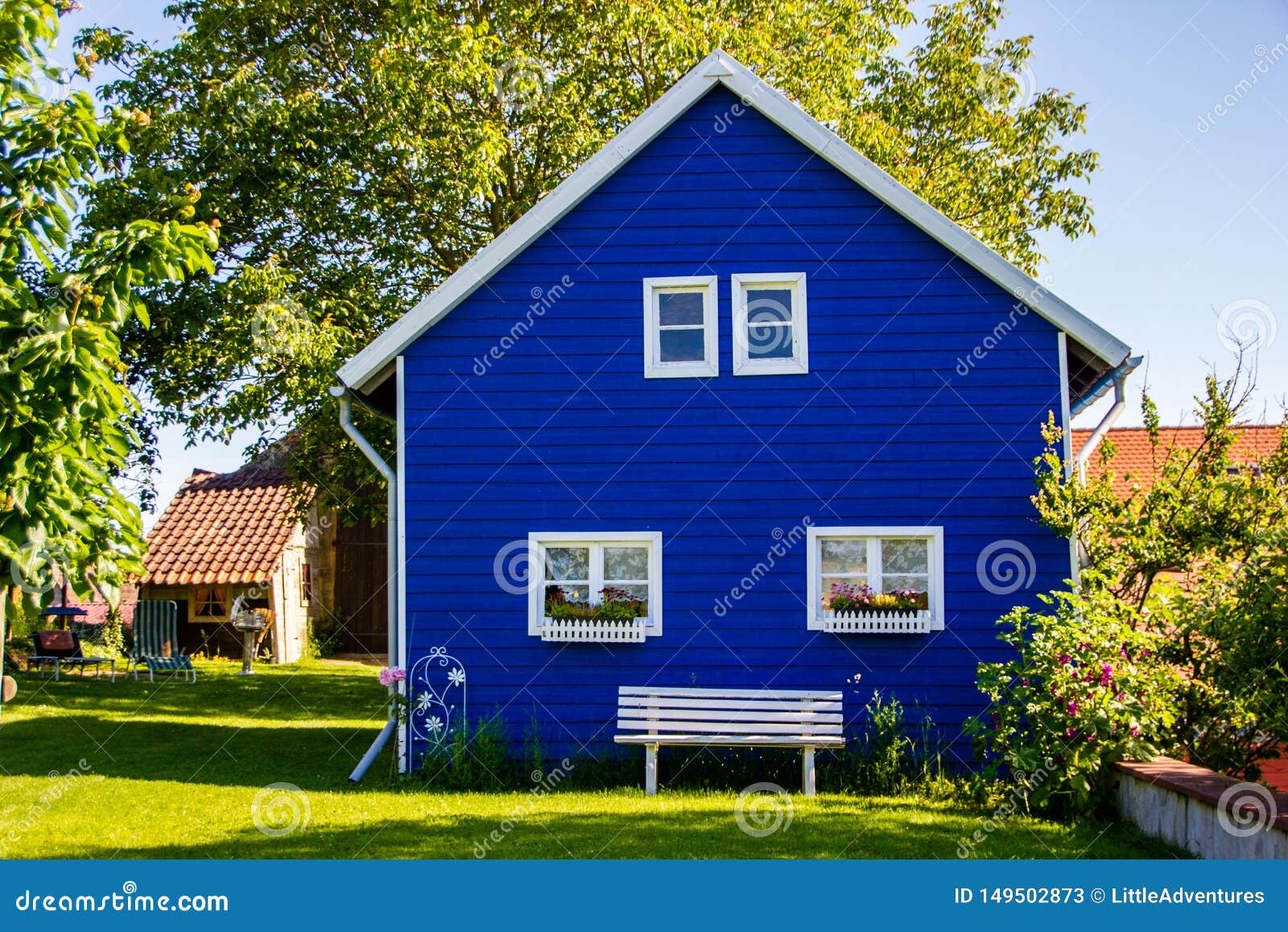 Casa Pintada Azul No Identificada Del Jardín En El Estilo Constructivo  Escandinavo Imagen de archivo - Imagen de suecia, edificio: 149502873