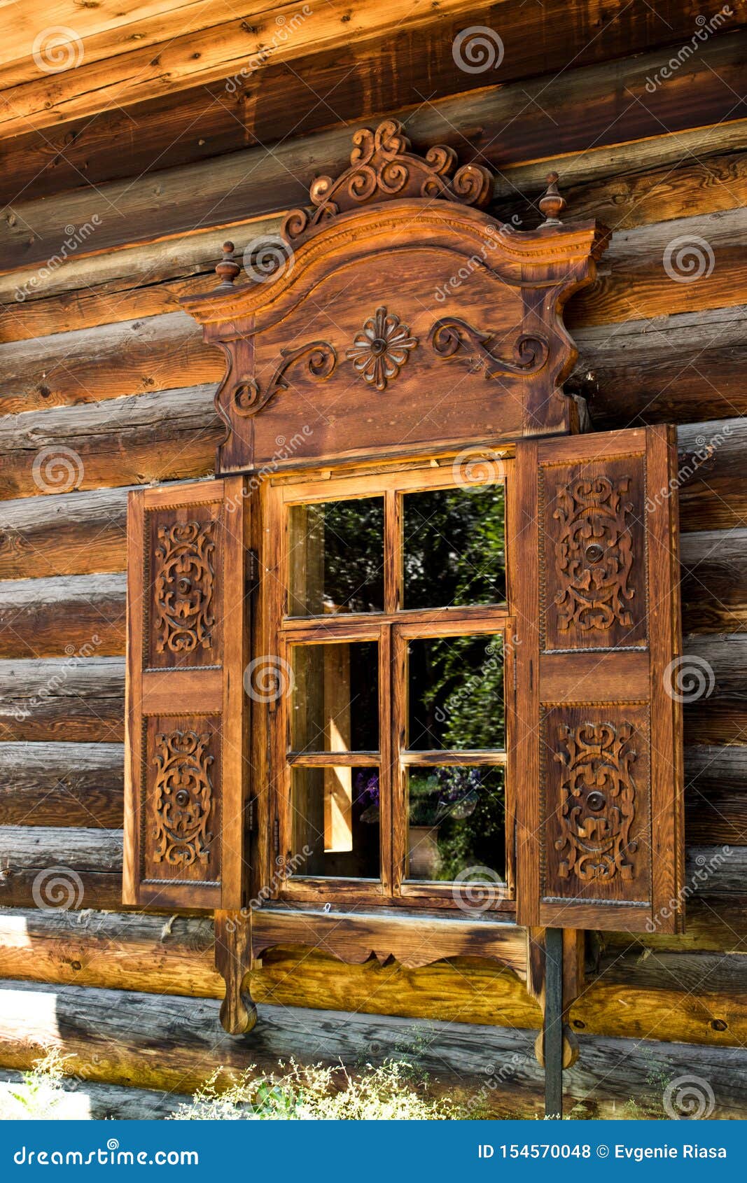 ventana en la casa vieja. casa de madera. choza rusa. ventana decorativa de  madera en una casa de troncos. arquitectura tradicional rusa. 14141294 Foto  de stock en Vecteezy