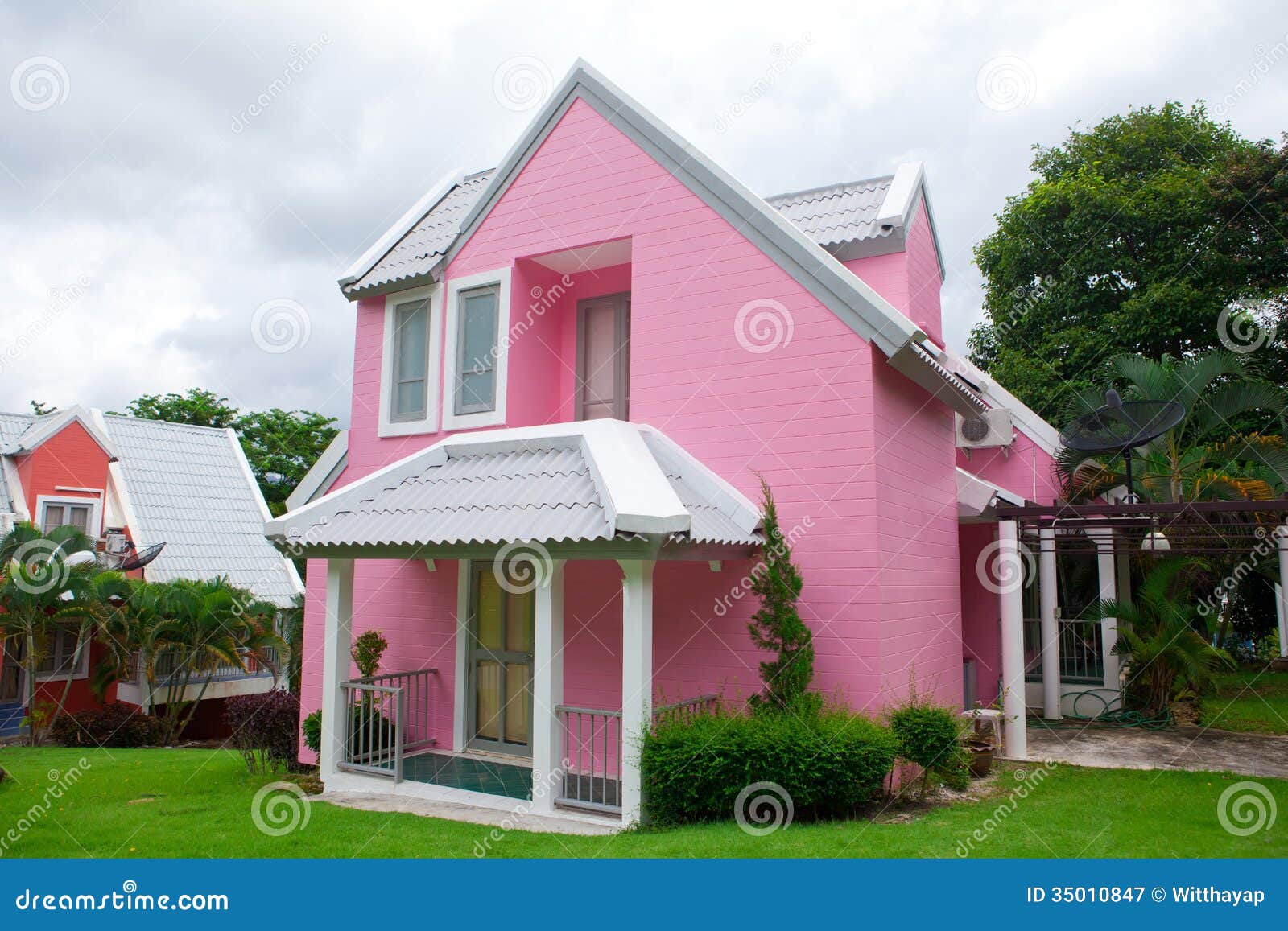 Casa rosada en bosque imagen de archivo. Imagen de azotea 35010847