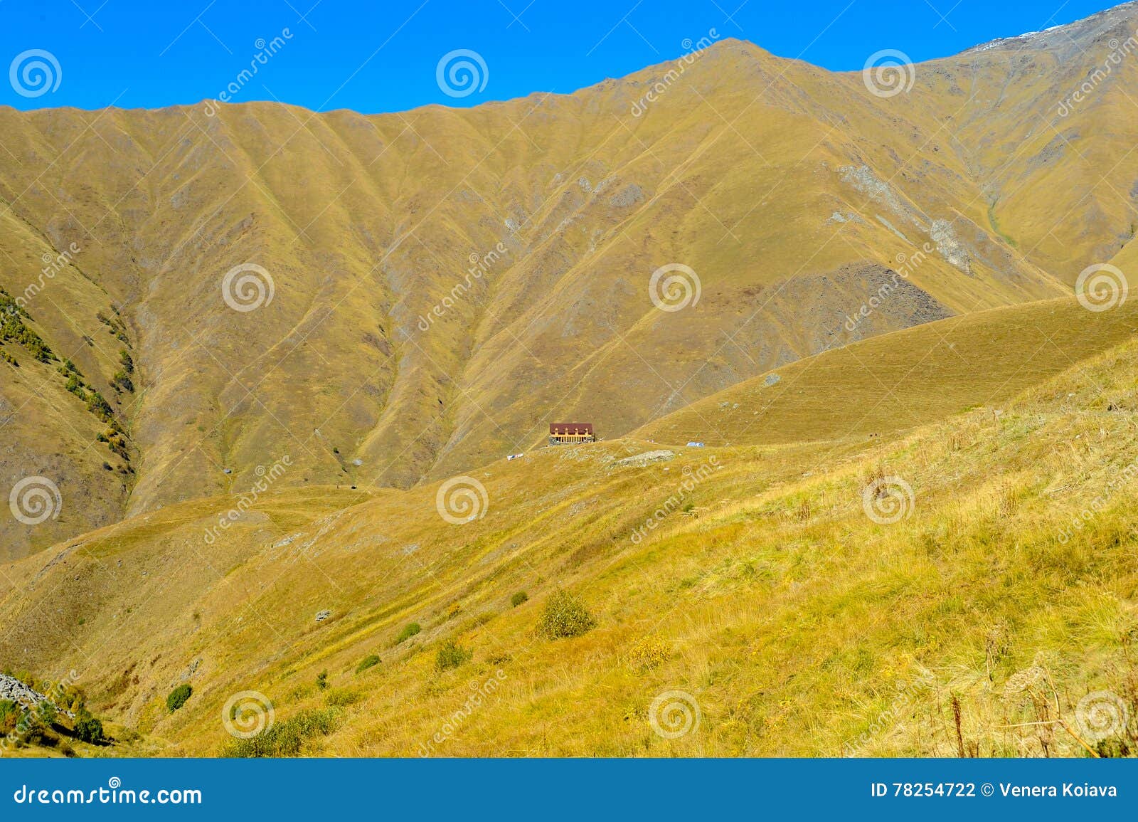 Casa solitária no meio das montanhas de Cáucaso vila Juta, Geórgia