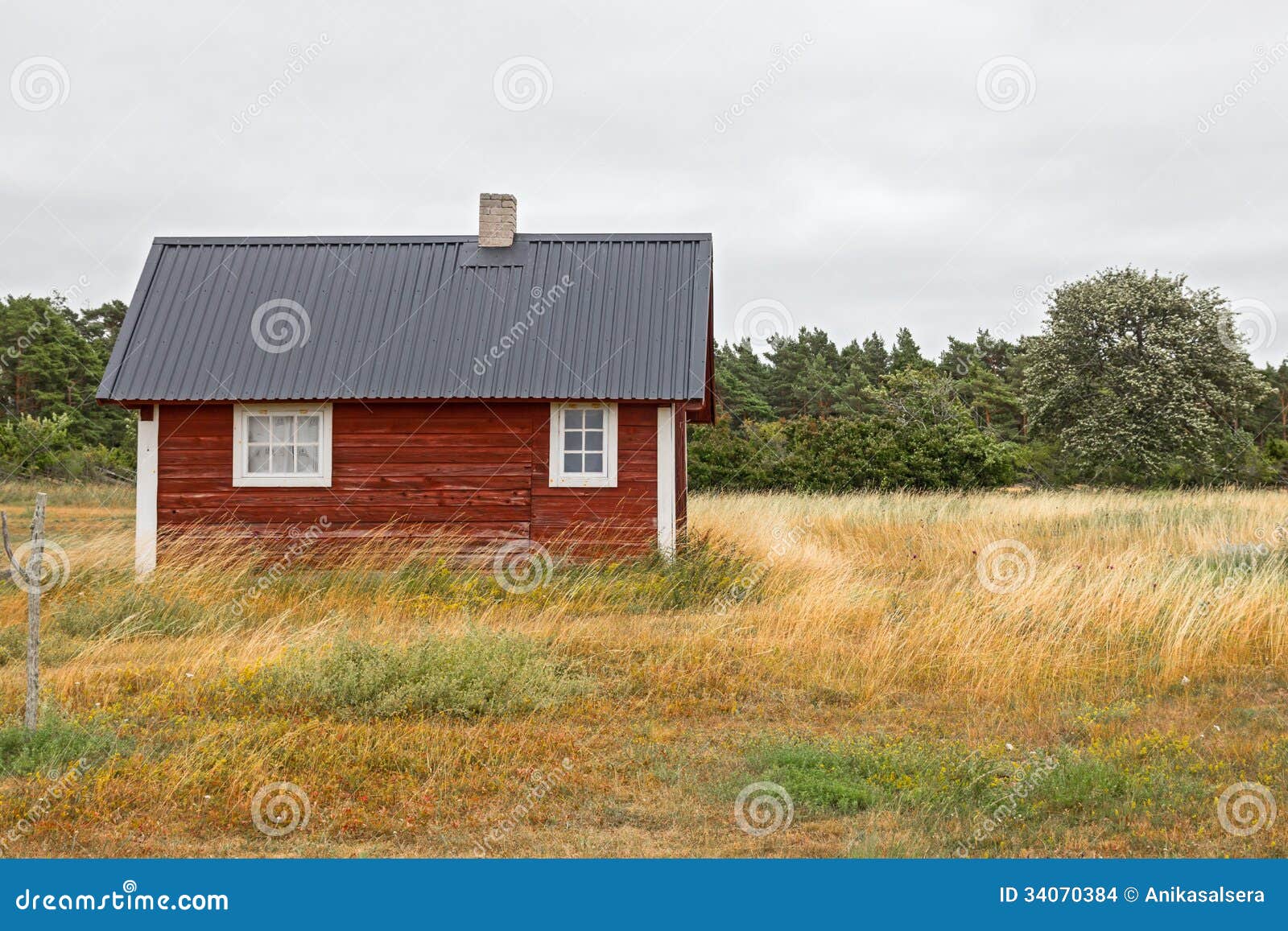 Casa sueca tradicional foto de archivo. Imagen de escandinavia - 34070384