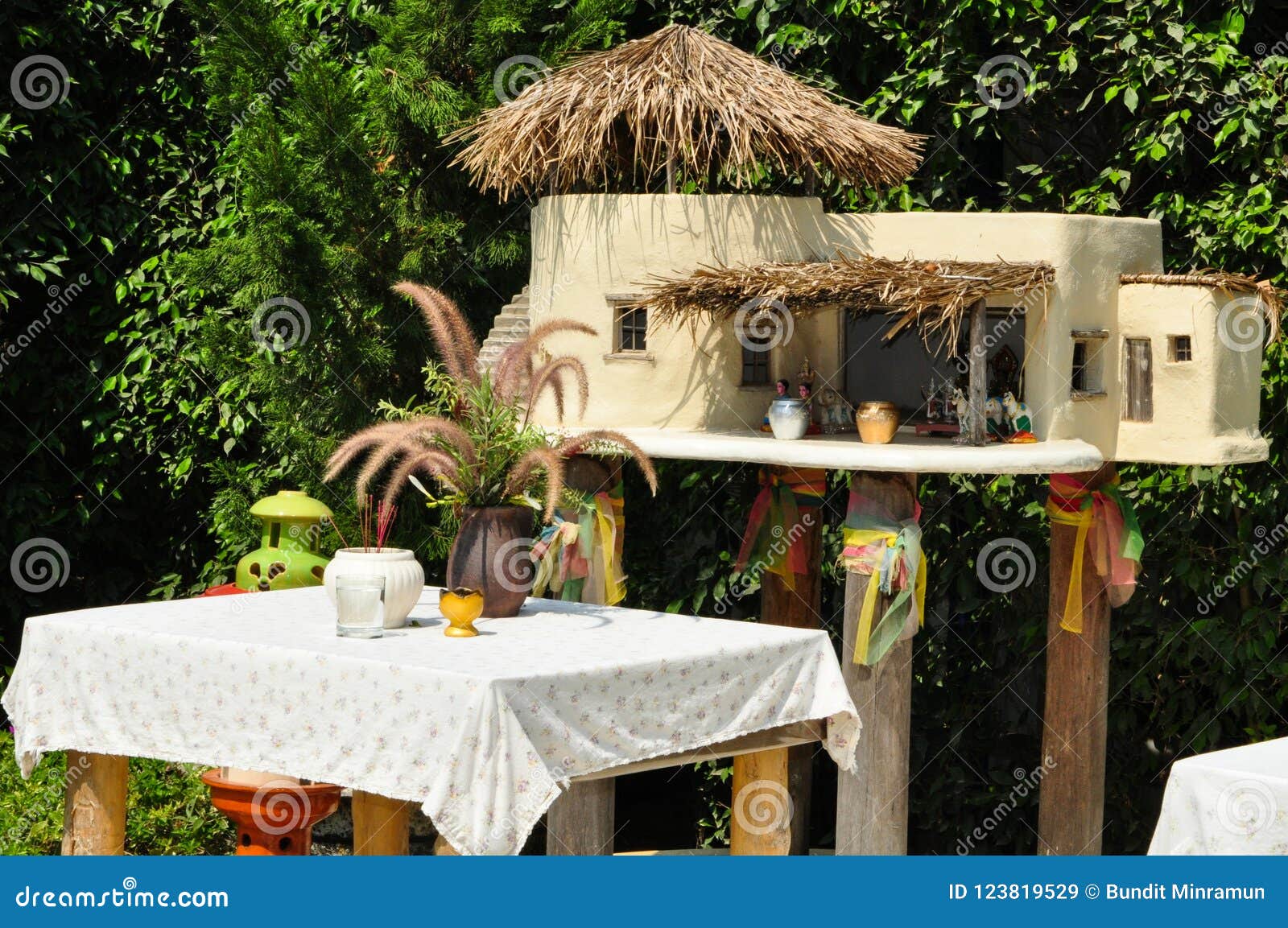 Casa Tailandesa Moderna Del Alcohol Del Alcohol De Guarda Bajo La Forma De Casa Miniatura En El Jardín Imagen de archivo - Imagen de alcohol, miniatura: 123819529