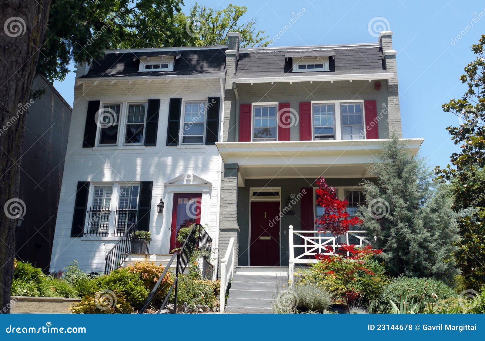 Casa Urbana Duplex a Fotografia Stock Immagine di